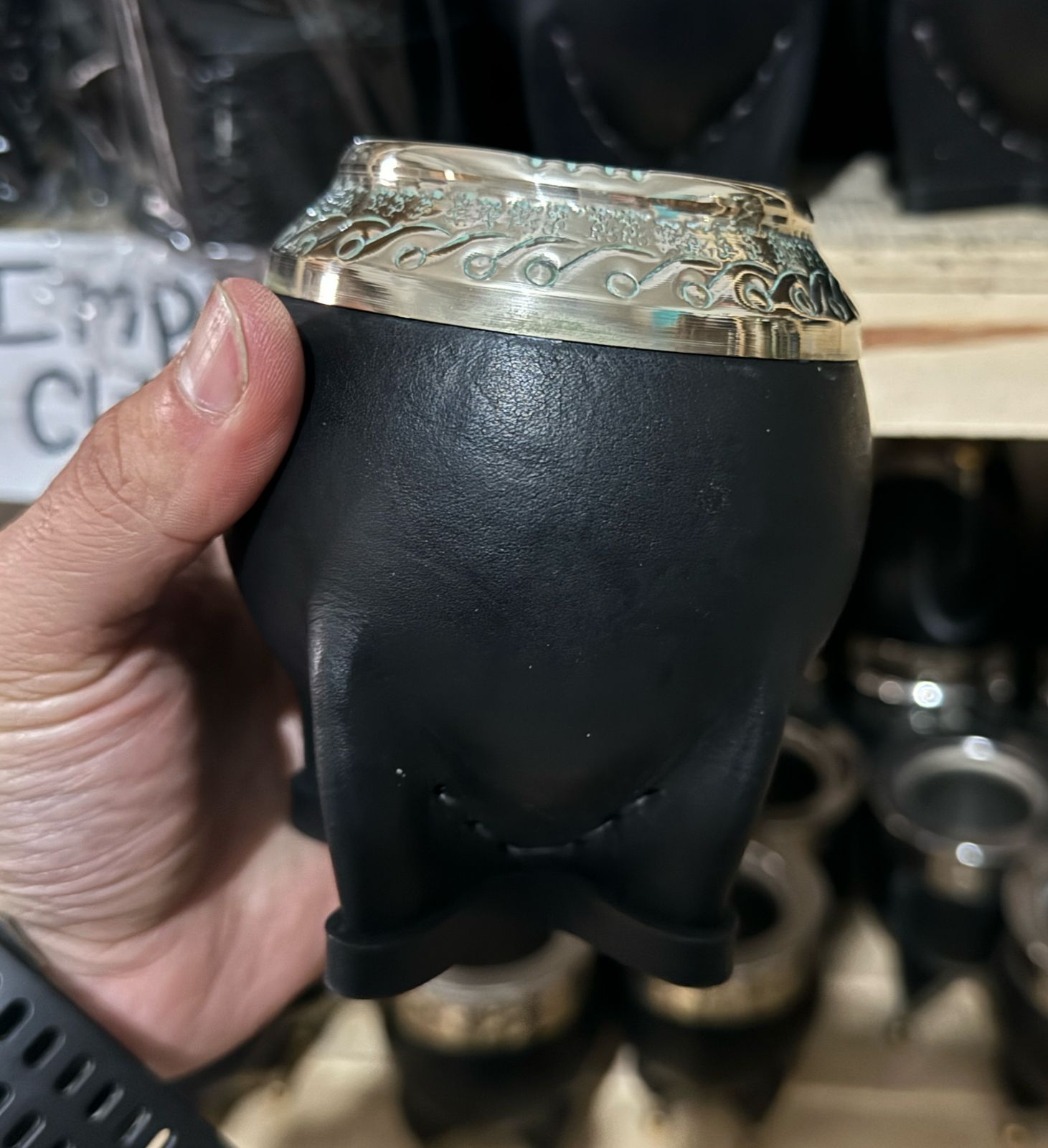mate torpedo - guarda de alpaca cincelada - cuero negro - calabaza