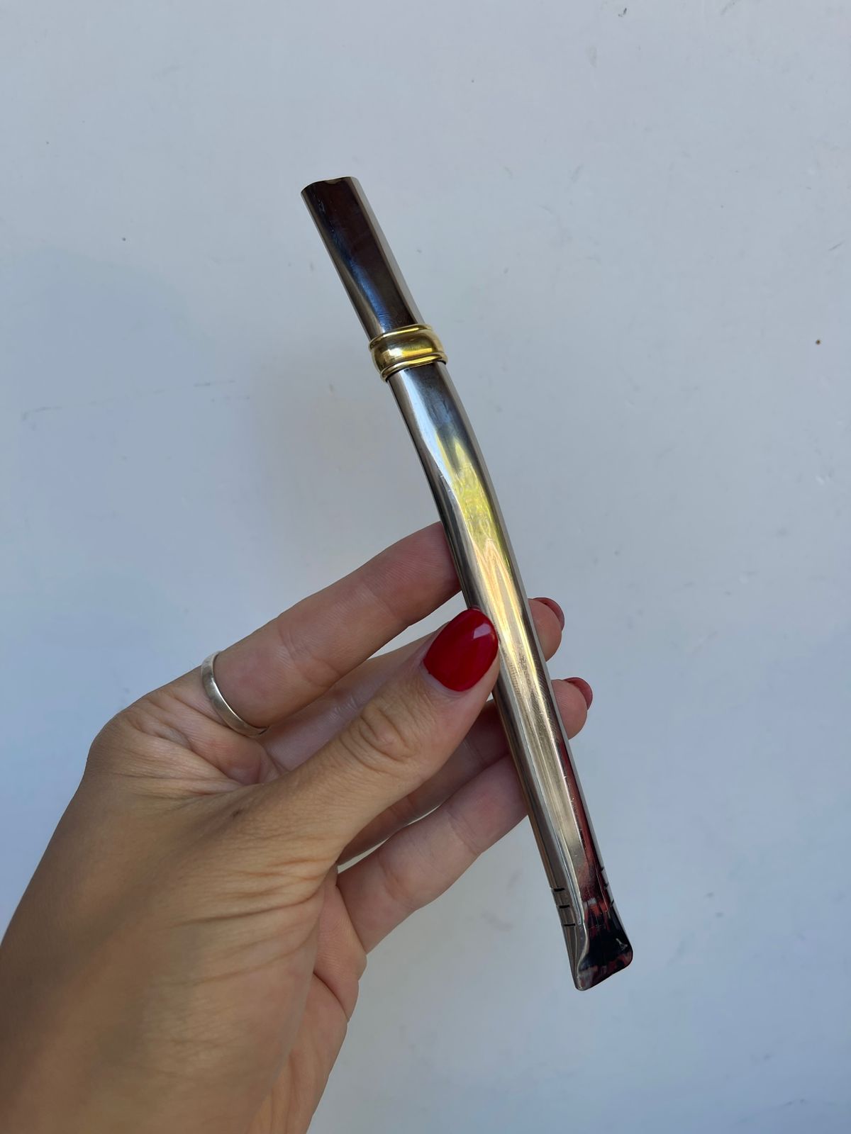 Bombilla pico curva de acero inox chata con dije de bronce