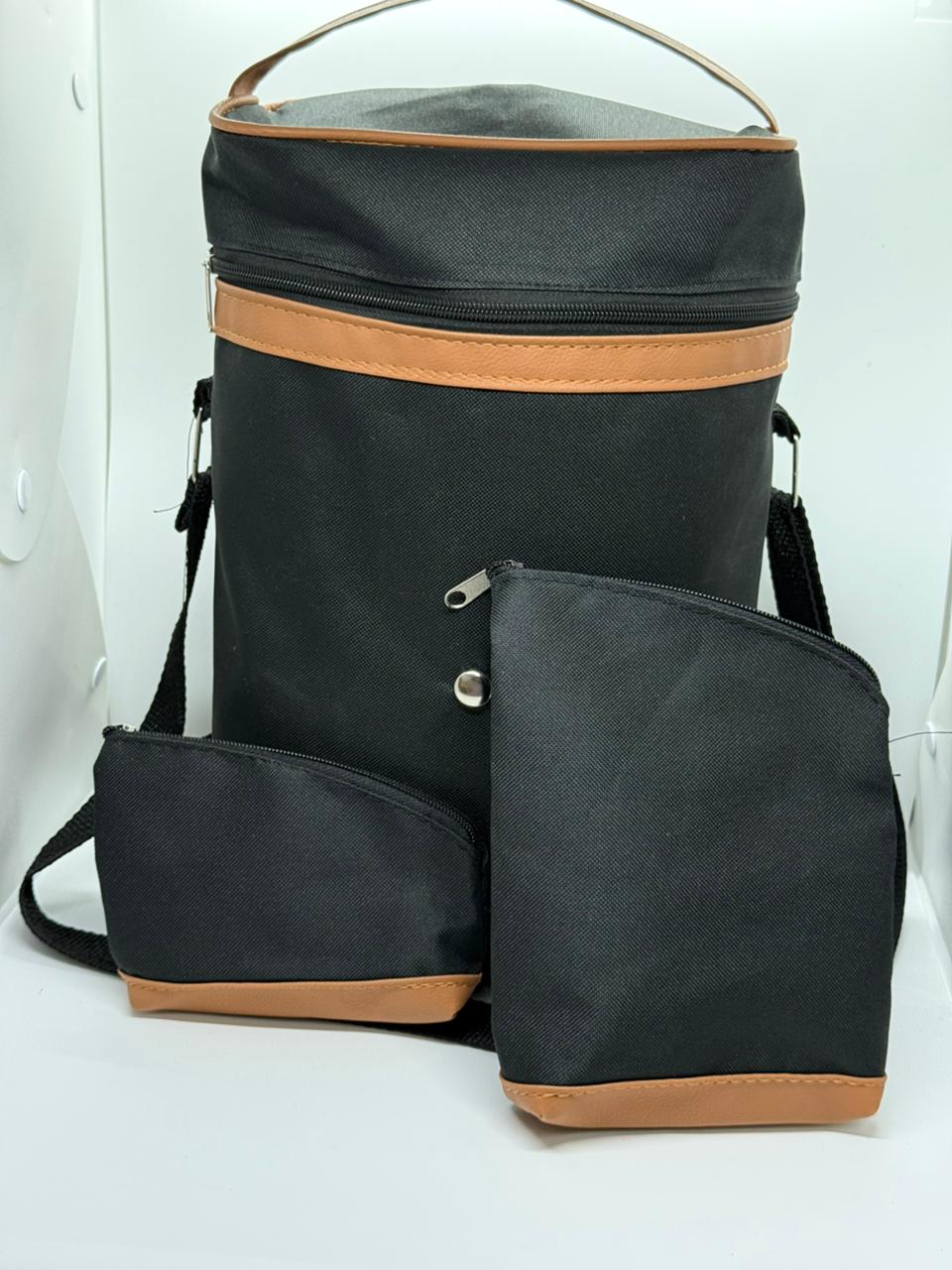 MOCHILA/BOLSO MATERO NEGRO + YERBERO + AZUCARERO CON DETALLES EN COLOR SUELA