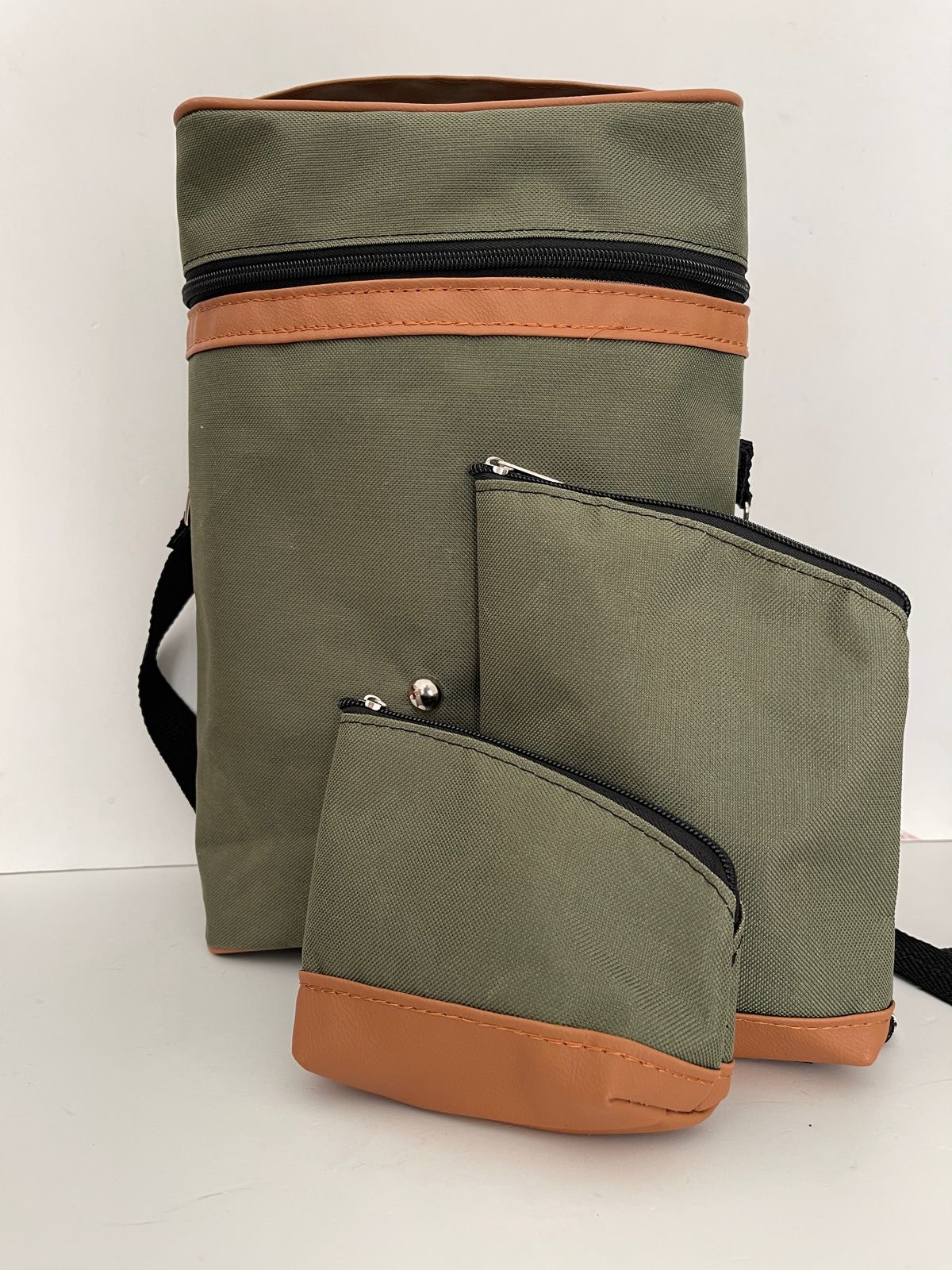 MOCHILA/BOLSO MATERO CON YERBERO Y AZUCARERO COLOR VERDE CON DETALLES EN SUELA