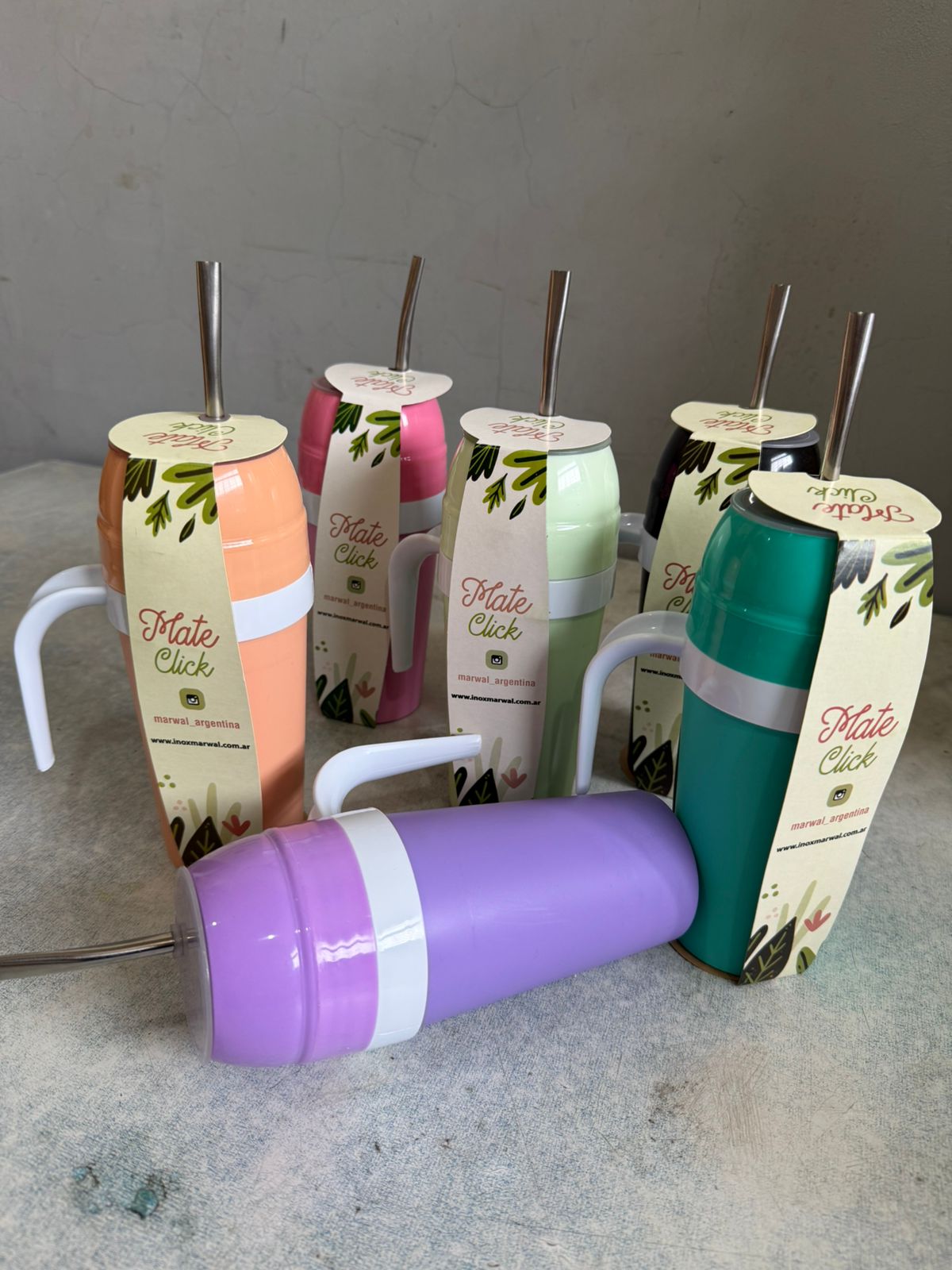 MATE AUTOCEBANTE COLORES SURTIDOS con bombilla de acero