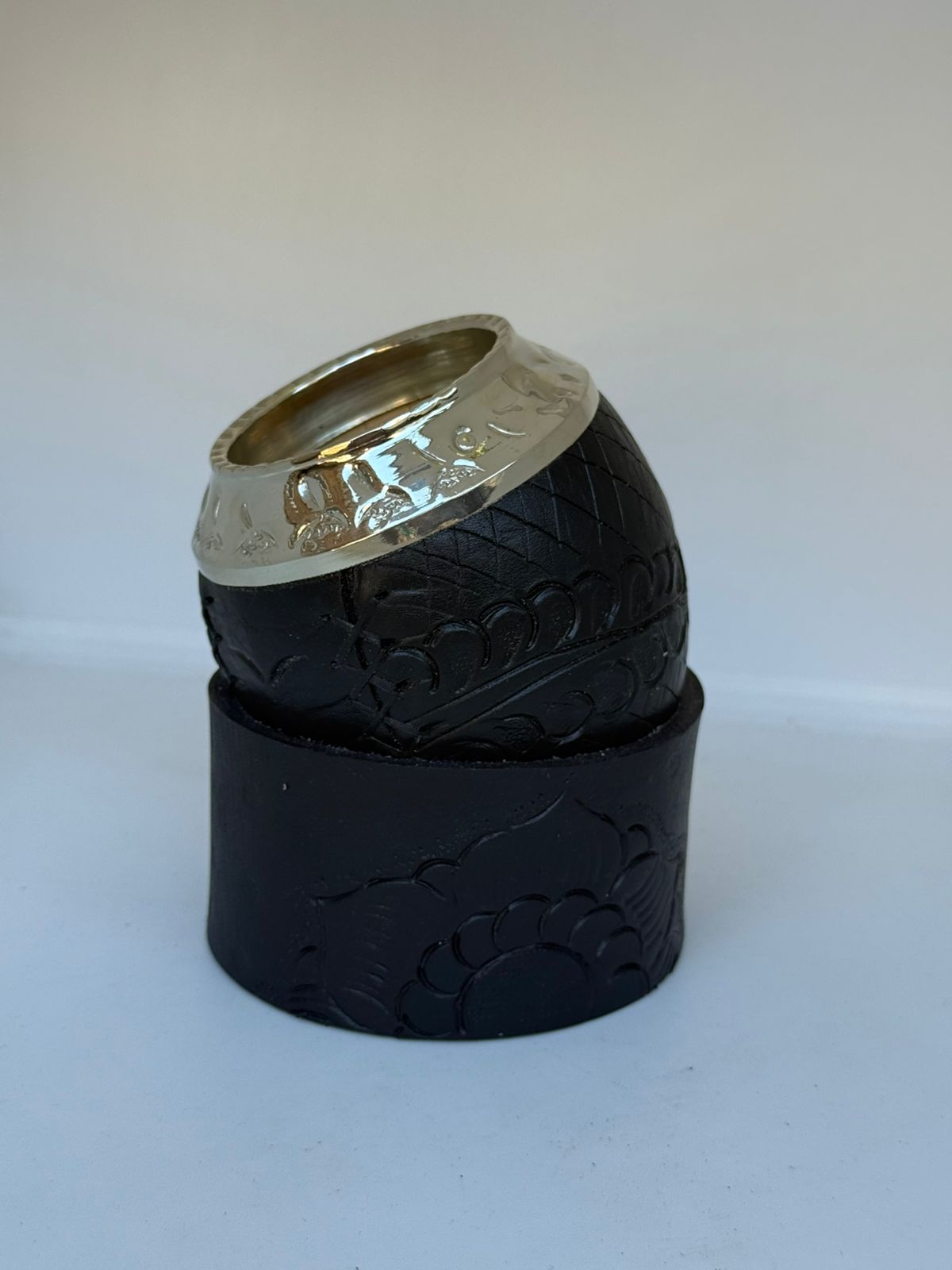 Torpedo criollo cuero repujado virola de alpaca negro