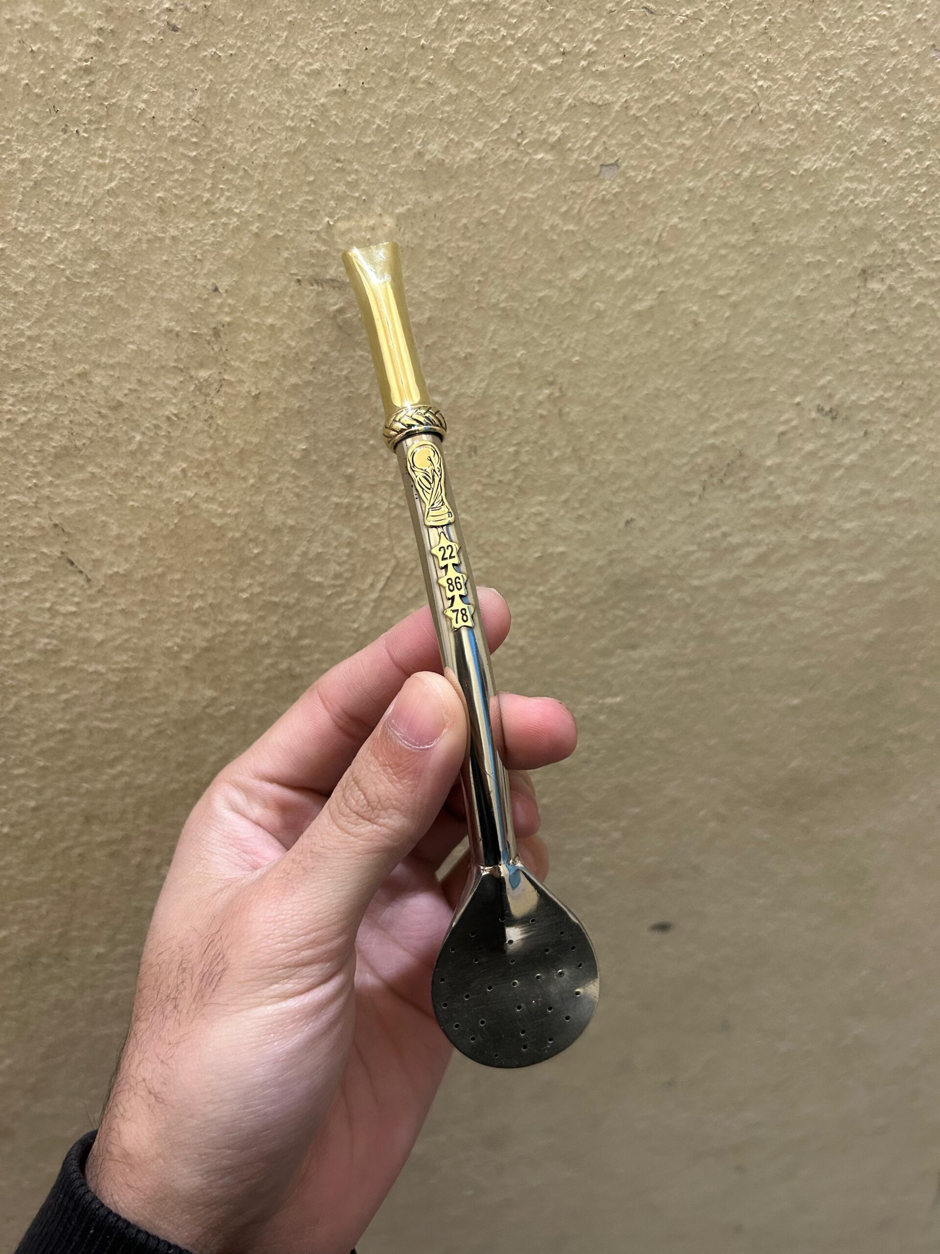 BOMBILLON PREMIUM DE ARGENTINA CON DIJE DE BRONCE Y APLIQUES