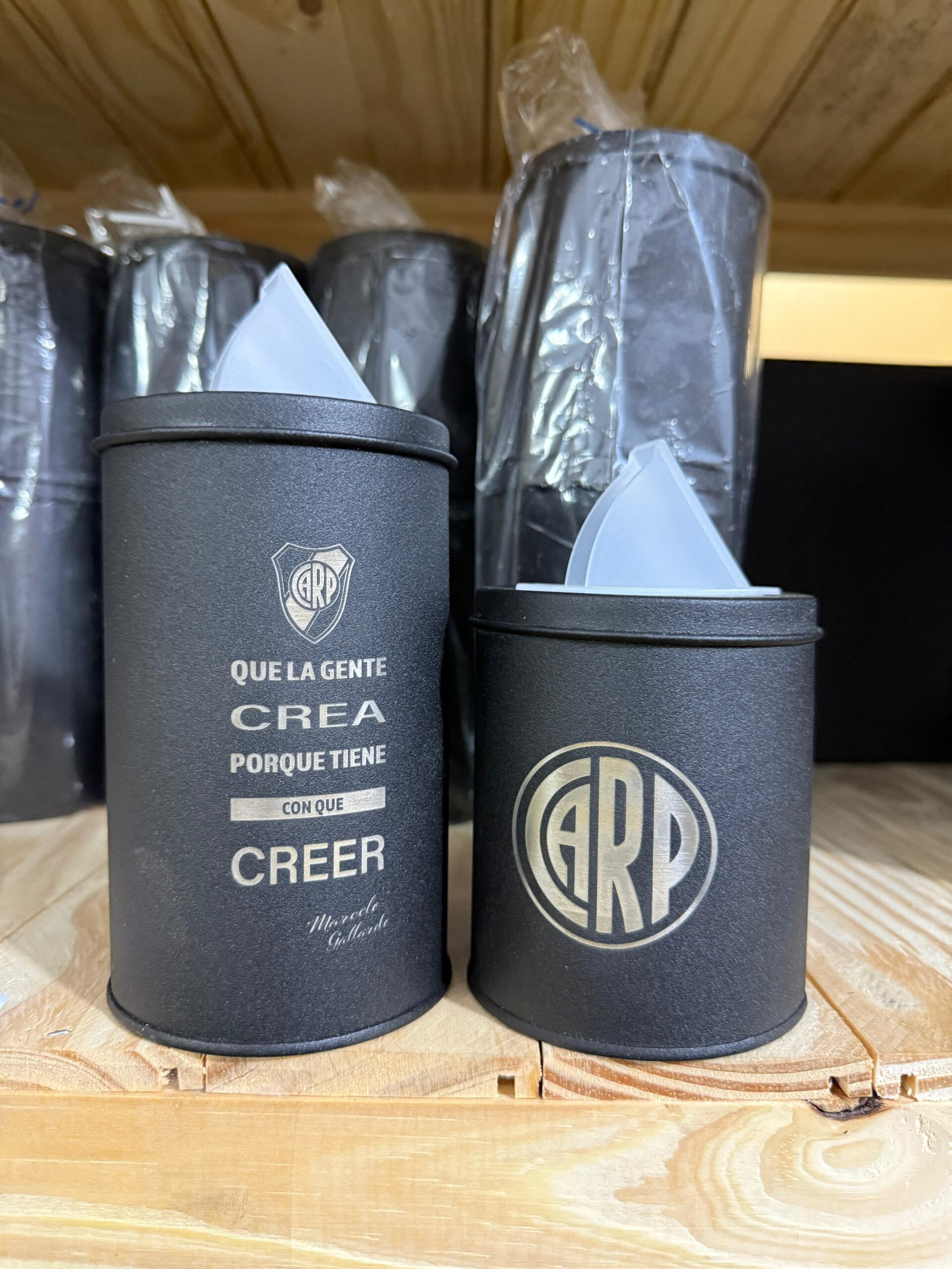 LATAS YERBERO + AZUCARERO NEGRAS GRABADA DE RIVER PLATE