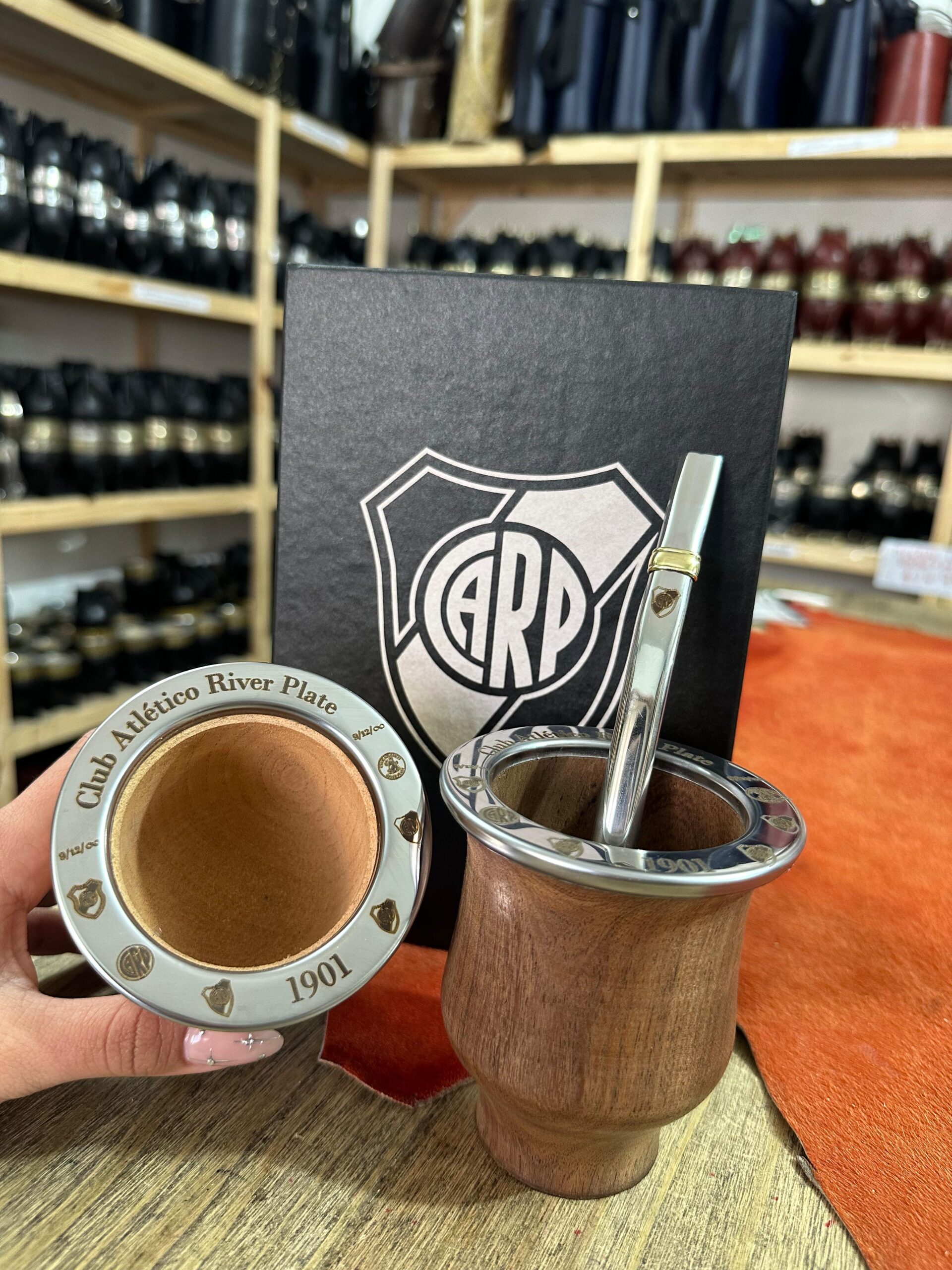 COMBO RIVER PLATE GRABADO: CAJA PRESENTACION + CAMIONERO ALGARROBO + BOMBILLA CHATA