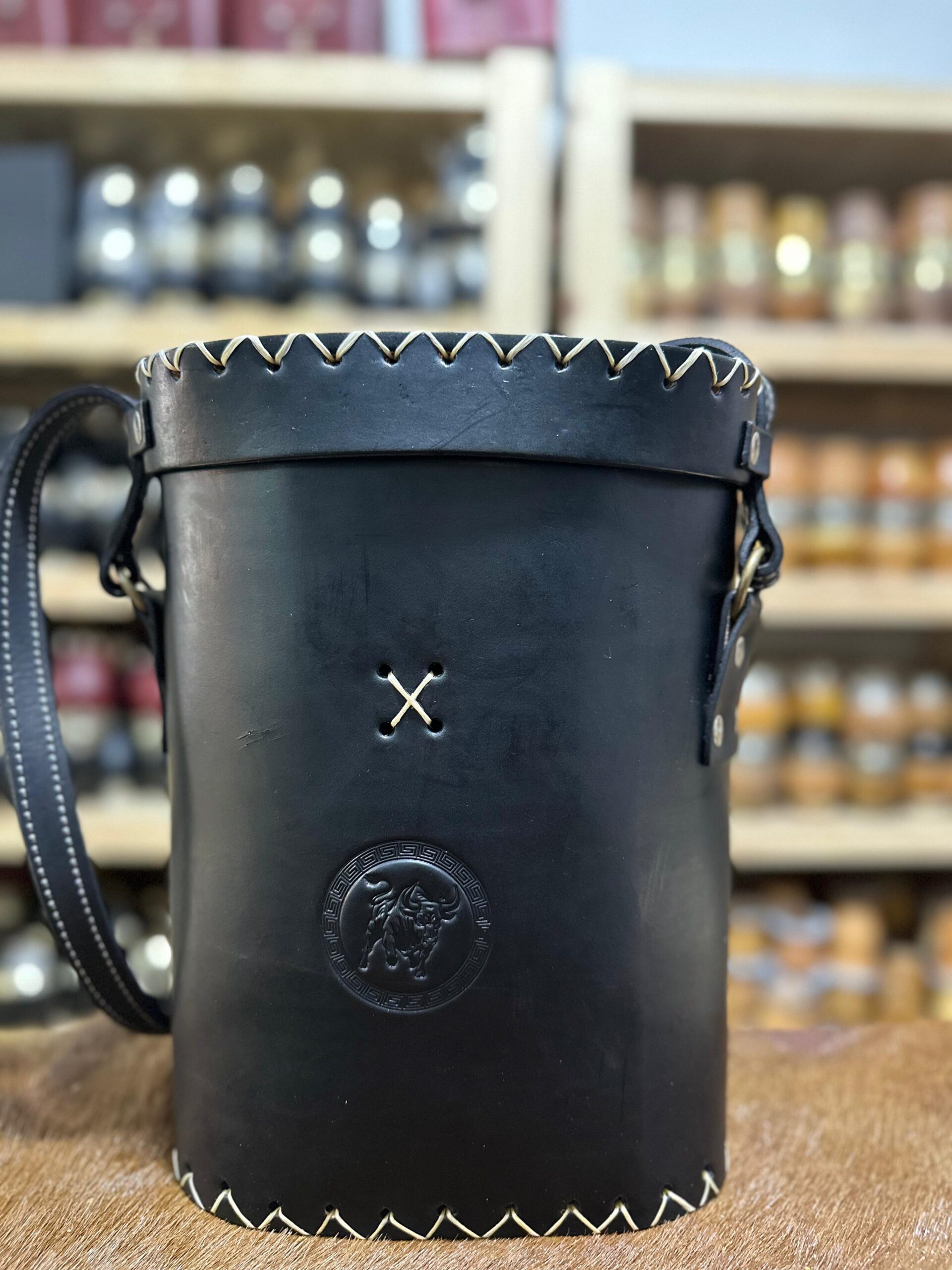 PORTATERMO DE CUERO CON TAPA NEGRO