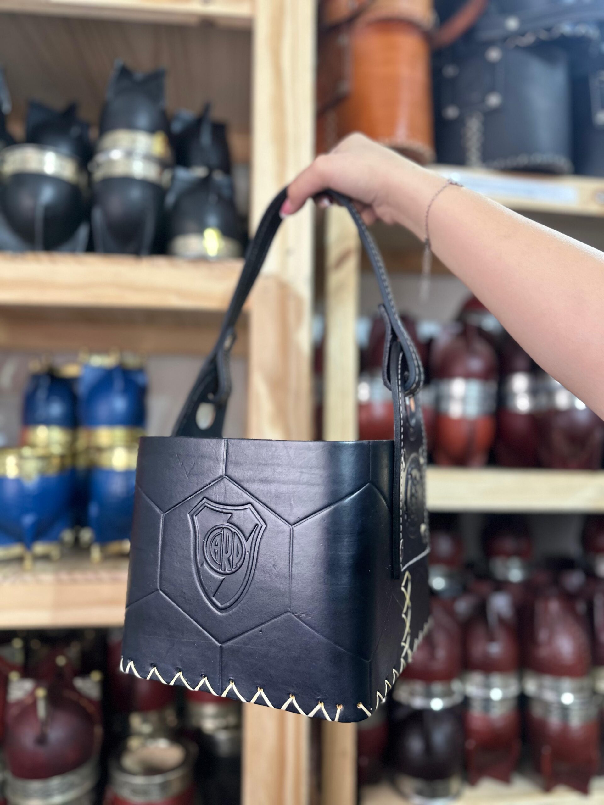 CANASTA 100% CUERO VACUNO COLOR NEGRO CUERO PELOTA RIVER