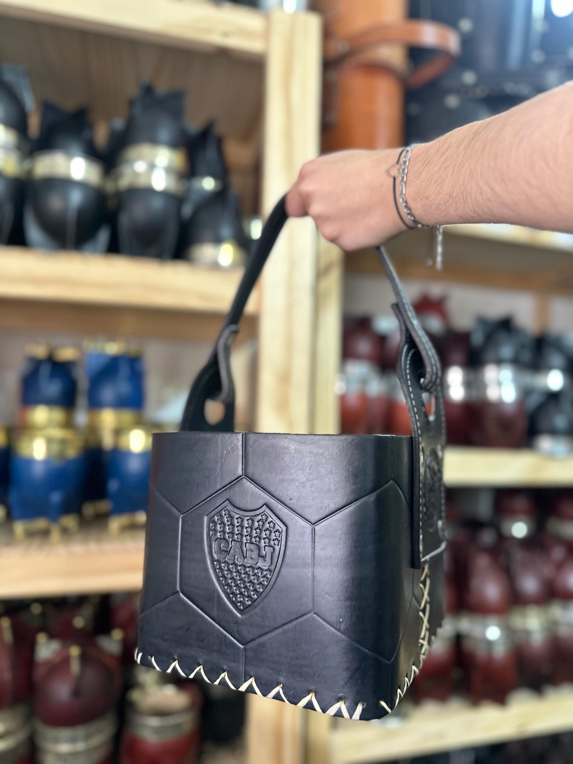 CANASTA 100% CUERO VACUNO COLOR NEGRO CUERO PELOTA BOCA