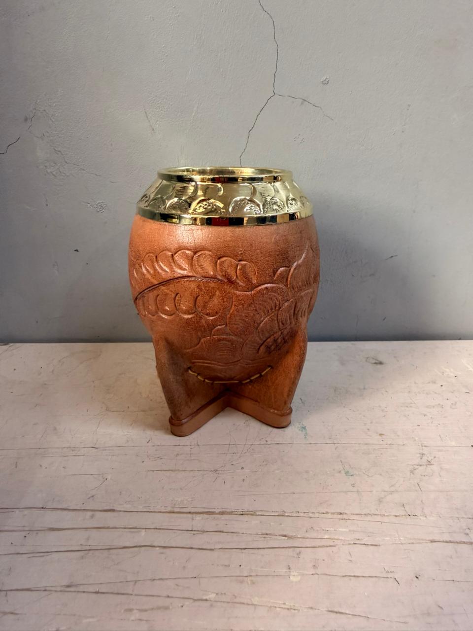 TORPEDO VIROLA DE BRONCE CINCELADA – CALABAZA – CUERO REPUJADO COLOR NATURAL