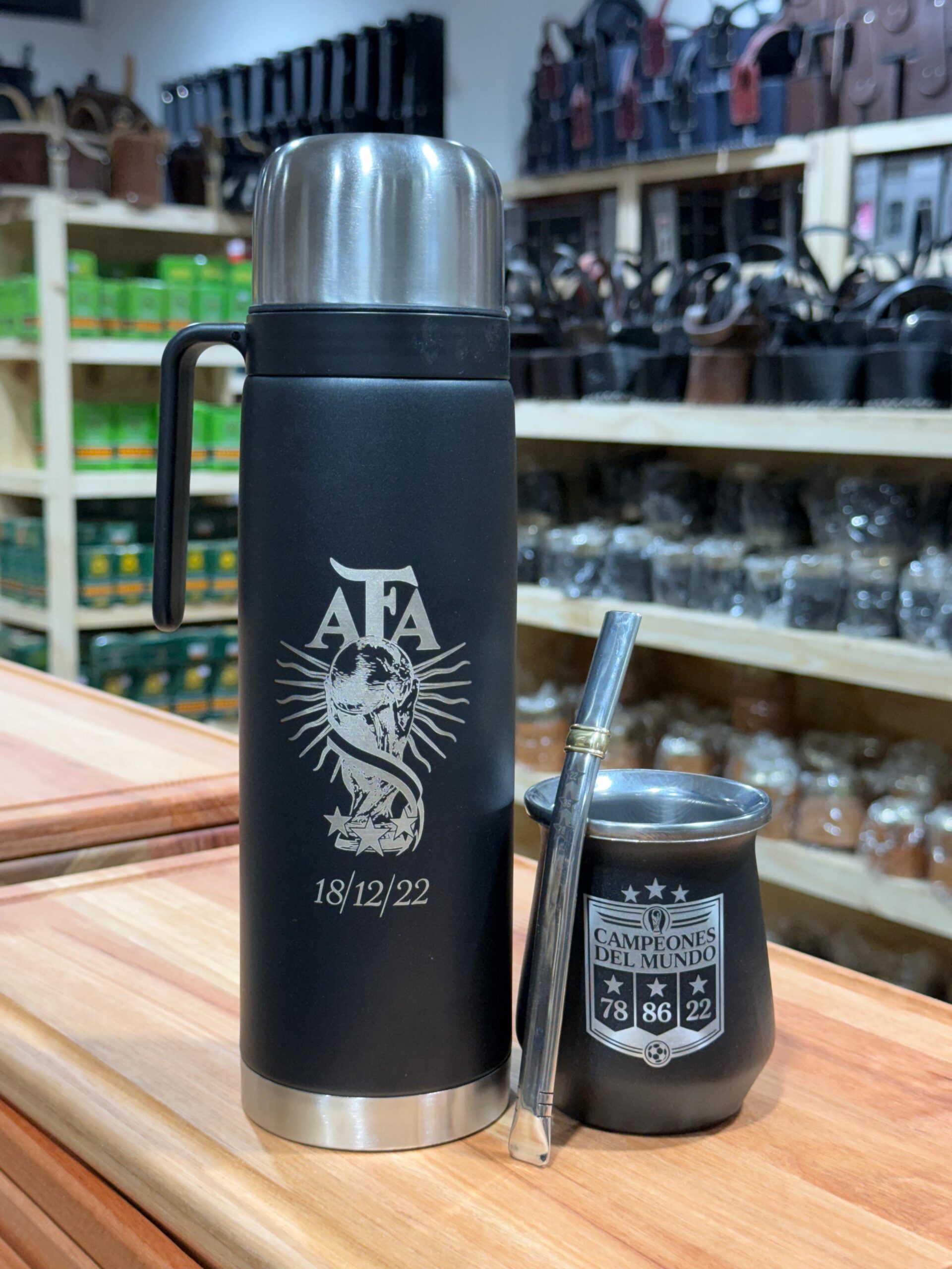 COMBO MUNDIAL = TERMO NEGRO MEDIA MANIJA + MATE CON VUELO + BOMBILLA CHATA TODO GRABADO
