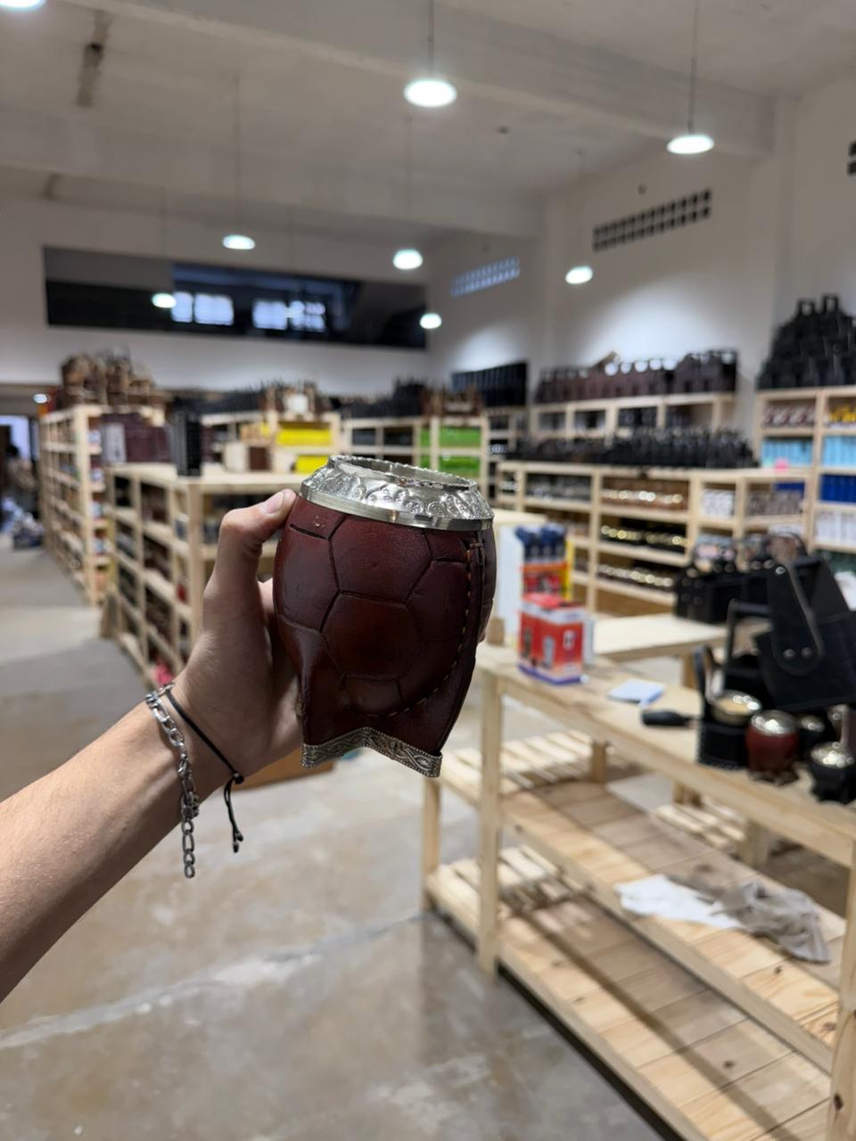 TORPEDO VIROLA CINCELADA DE ALPACA - CUERO GAJO PELOTA CON BASE DE ALPACA - MARRÓN