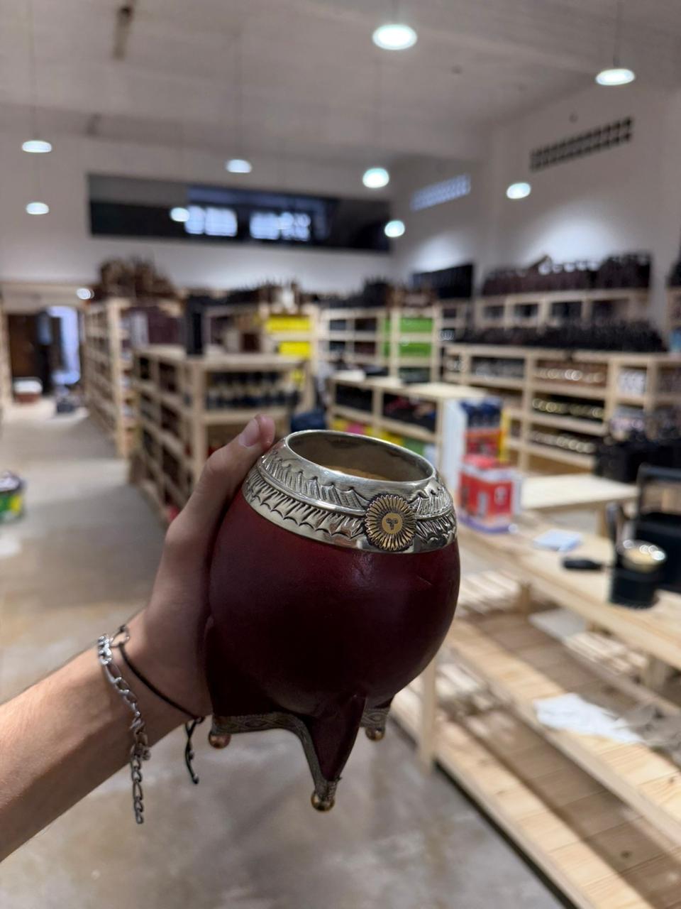 TORPEDO CUERO LISO VIROLA URUGUAYA CINCELADA CON DIJE DE SOL, BASE Y PELOTAS DE BRONCE - COLOR NEGRO