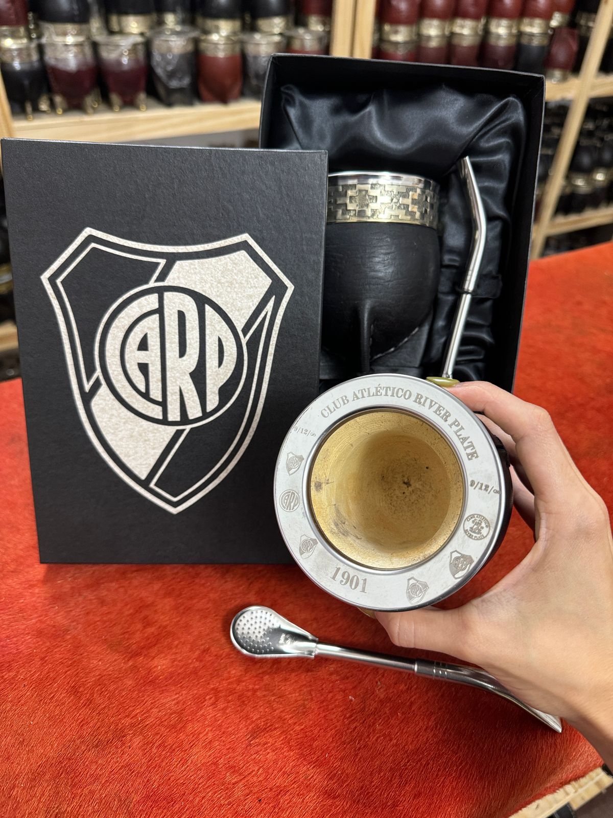 CAJA PRESENTACION GRABADA "RIVER PLATE" PARA MATE Y BOMBILLA CON SUJETADOR Y TELA DE PANA