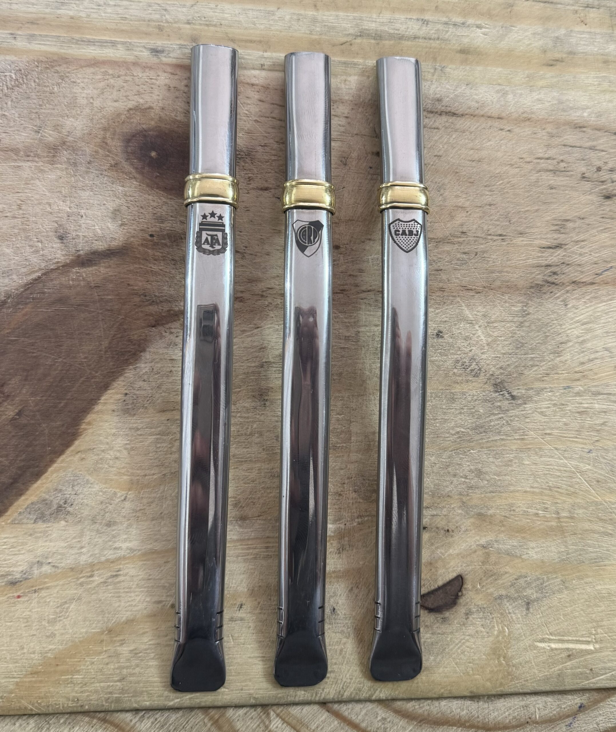 Bombilla GRABADA "ESCUDO AFA" pico curva de acero inox chata con dije de bronce