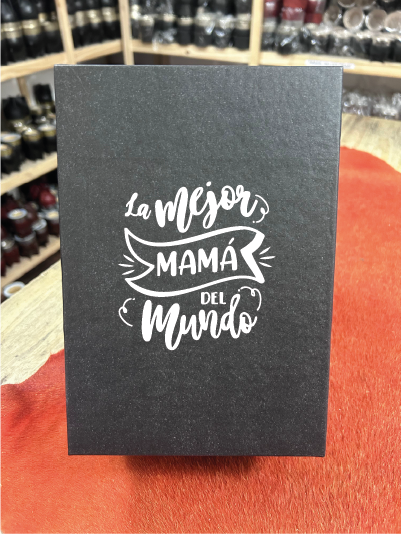 CAJA PRESENTACION GRABADA "LA MEJOR MAMA DEL MUNDO" PARA MATE Y BOMBILLA CON SUJETADOR Y TELA DE PANA