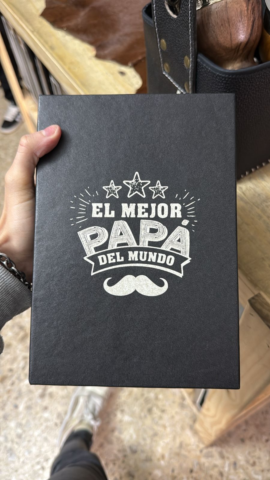 CAJA PRESENTACION GRABADA "EL MEJOR PAPA DEL MUNDO" PARA MATE Y BOMBILLA CON SUJETADOR Y TELA DE PANA