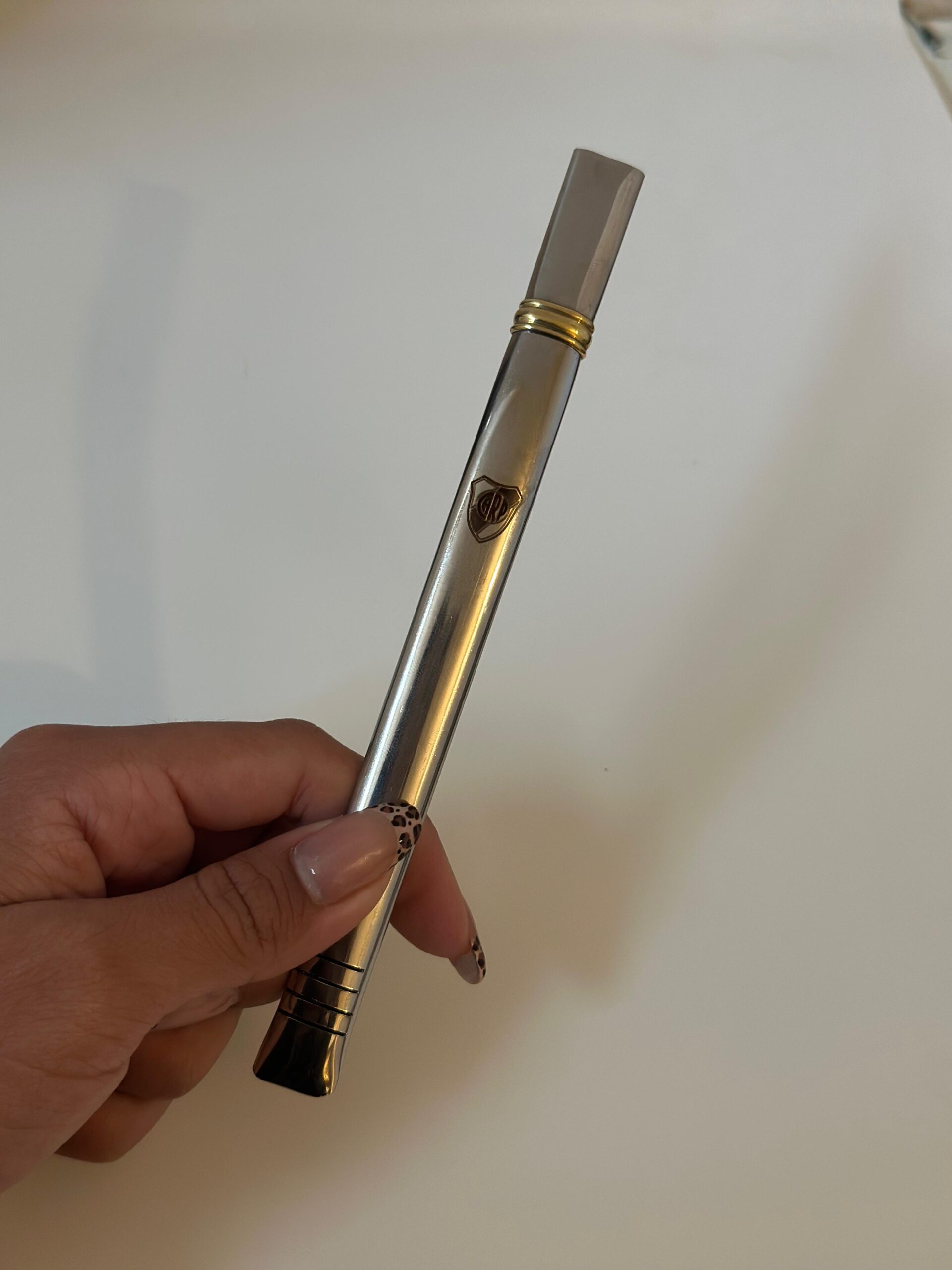 Bombilla GRABADA "RIVER PLATE" pico curva de acero inox chata con dije de bronce