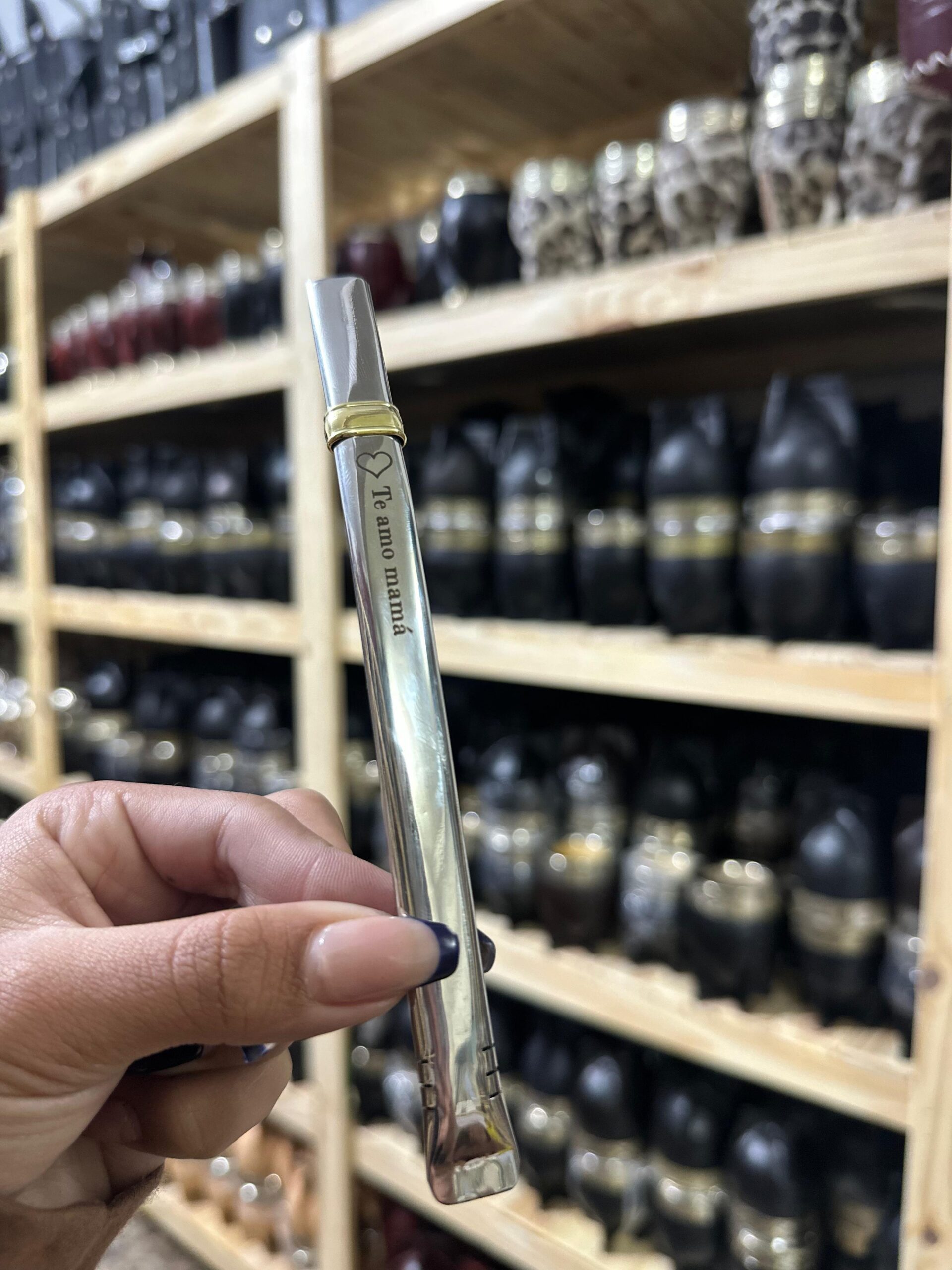 Bombilla GRABADA "TE AMO MAMA" pico curva de acero inox chata con dije de bronce