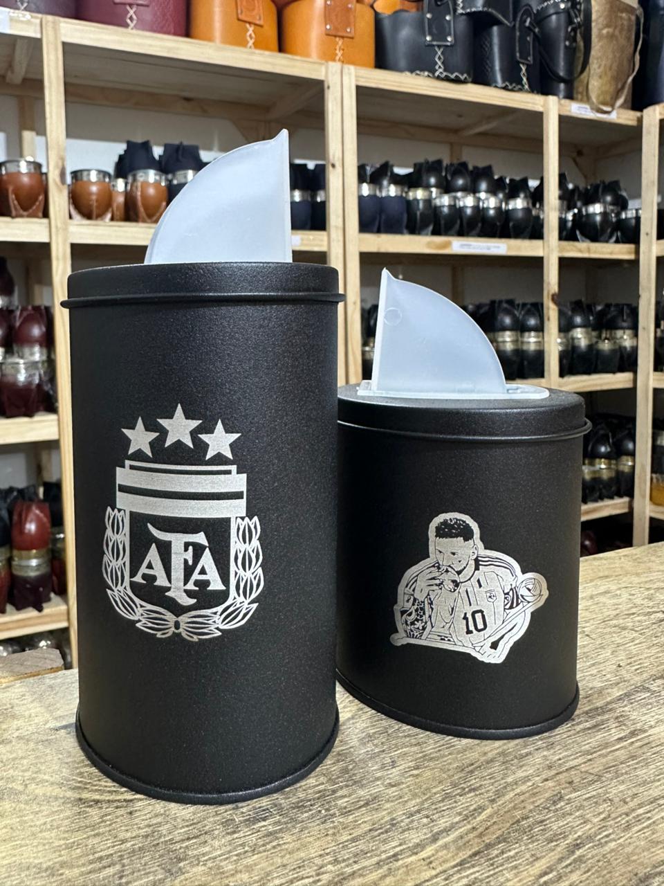 LATAS "GRABADAS MESSI" COLOR NEGRO X2 YERBERO + AZUCARERO GRANDES