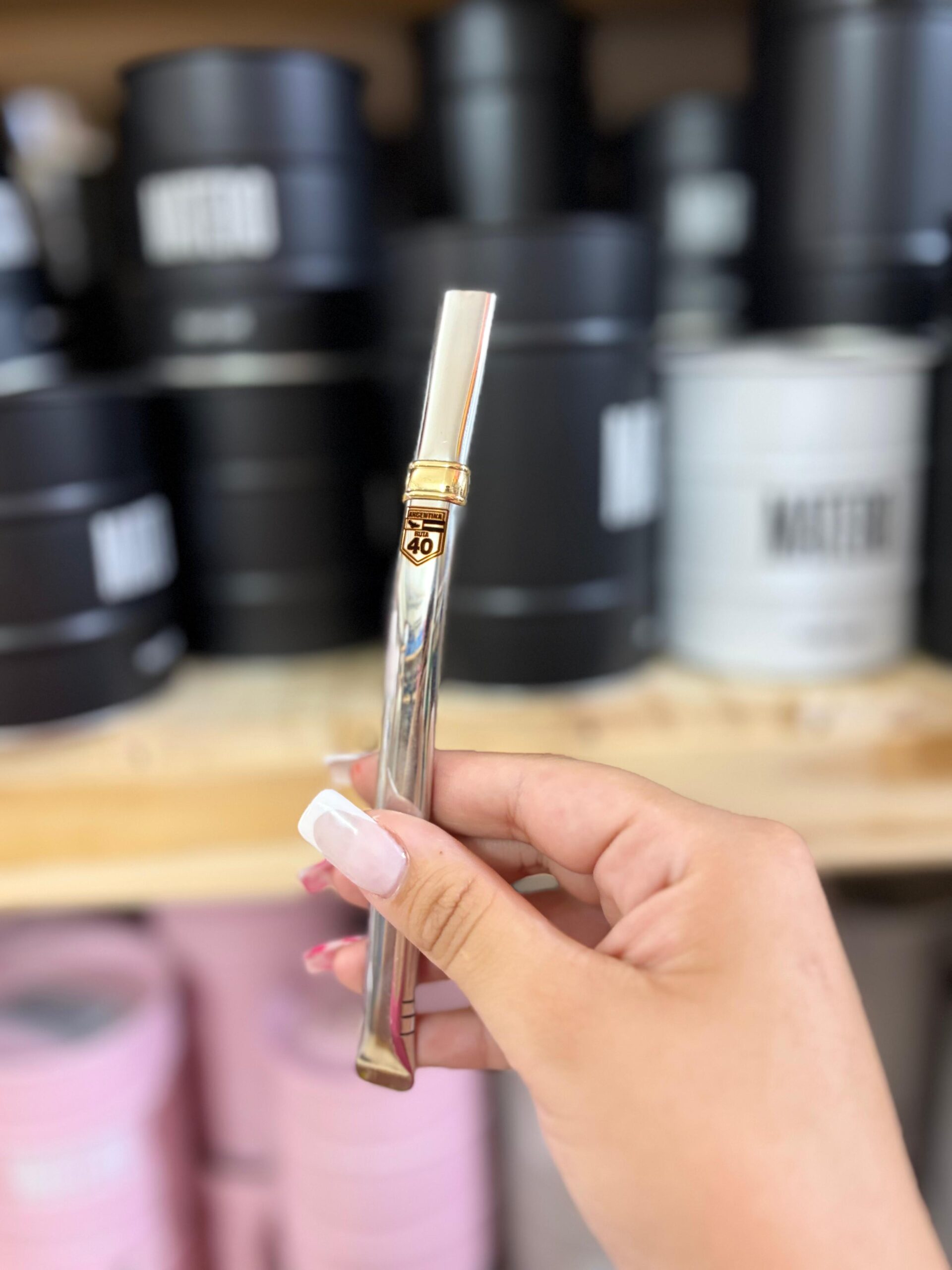 Bombilla GRABADA "RUTA 40" pico curva de acero inox chata con dije de bronce