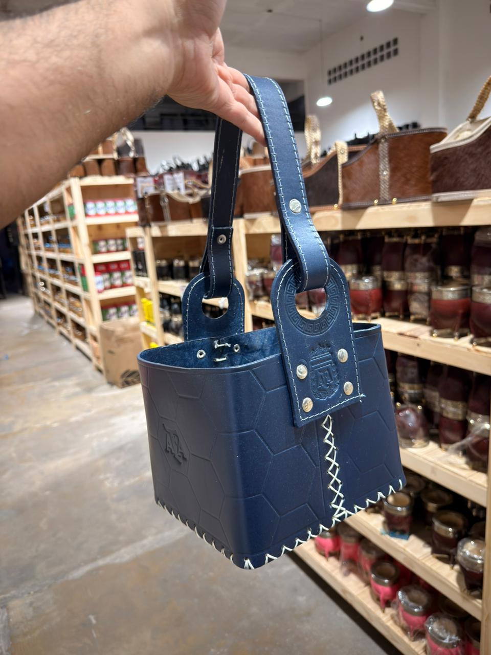 CANASTA DE 100%CUERO AZUL CON LOGOS DE AFA Y ESCUDO PREMIUM CON DIVISION