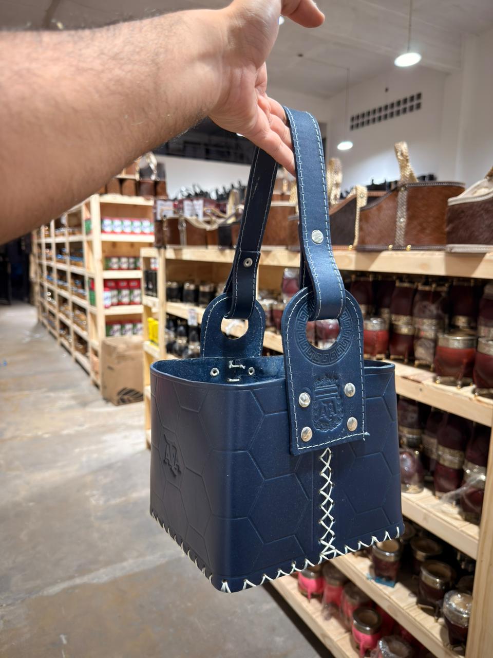 CANASTA DE 100%CUERO AZUL CON LOGOS DE AFA Y ESCUDO PREMIUM CON DIVISION - Imagen 2