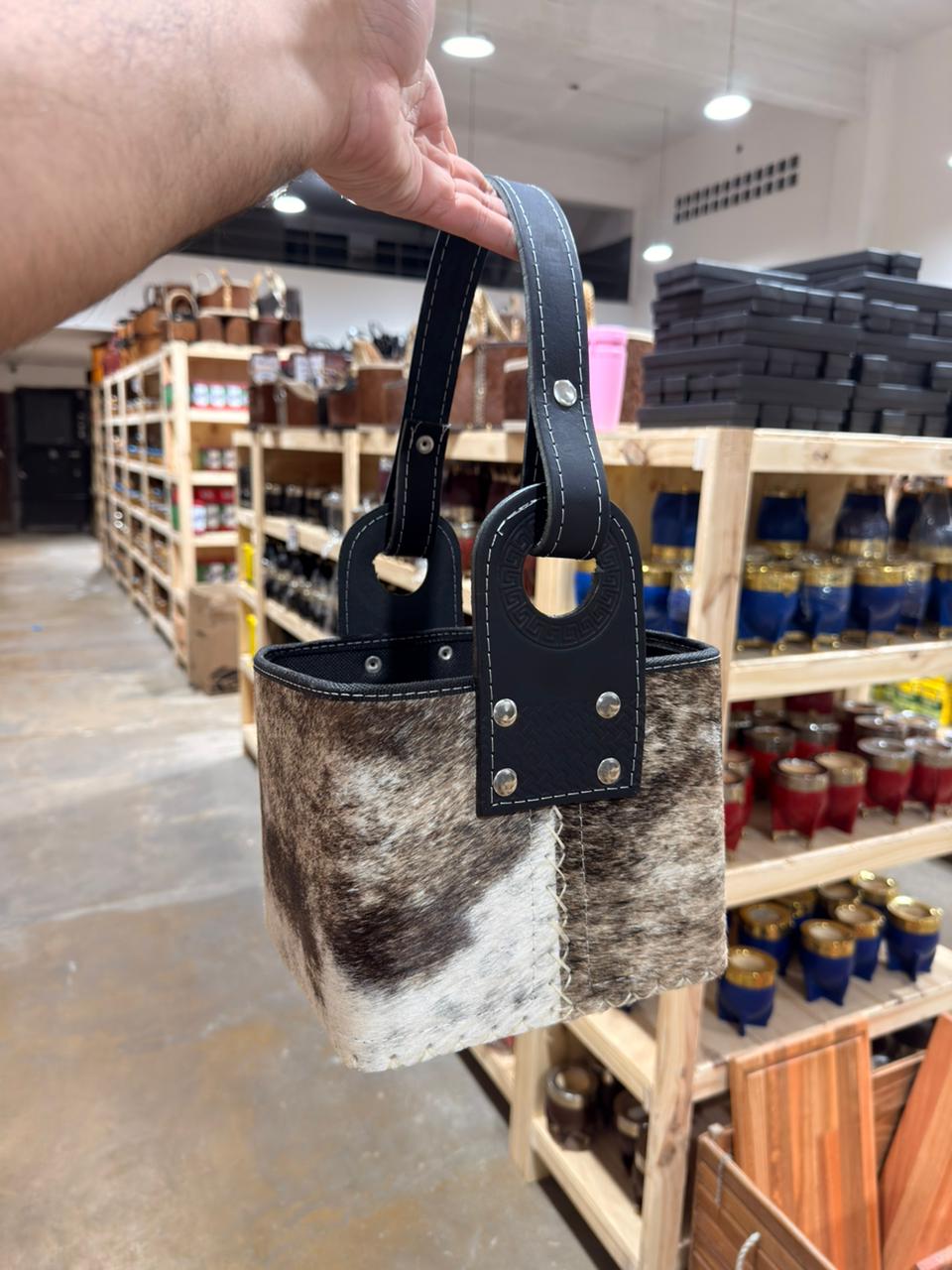 CANASTA DE CUERO CON PELOS PREMIUM - CON DIVISION