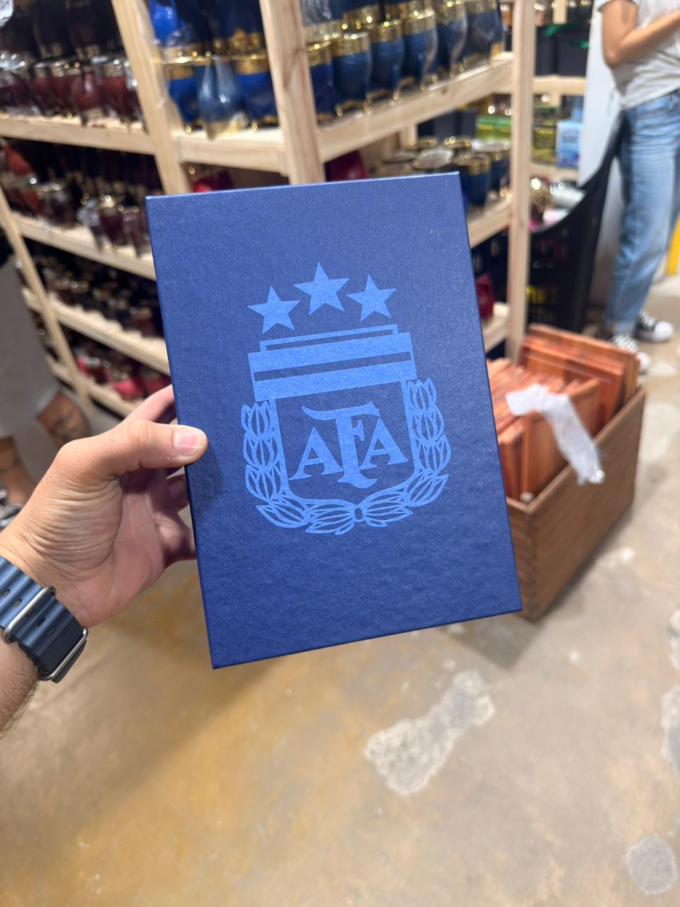 CAJA PRESENTACION PARA MATE Y BOMBILLA AZUL CON LOGO DE AFA