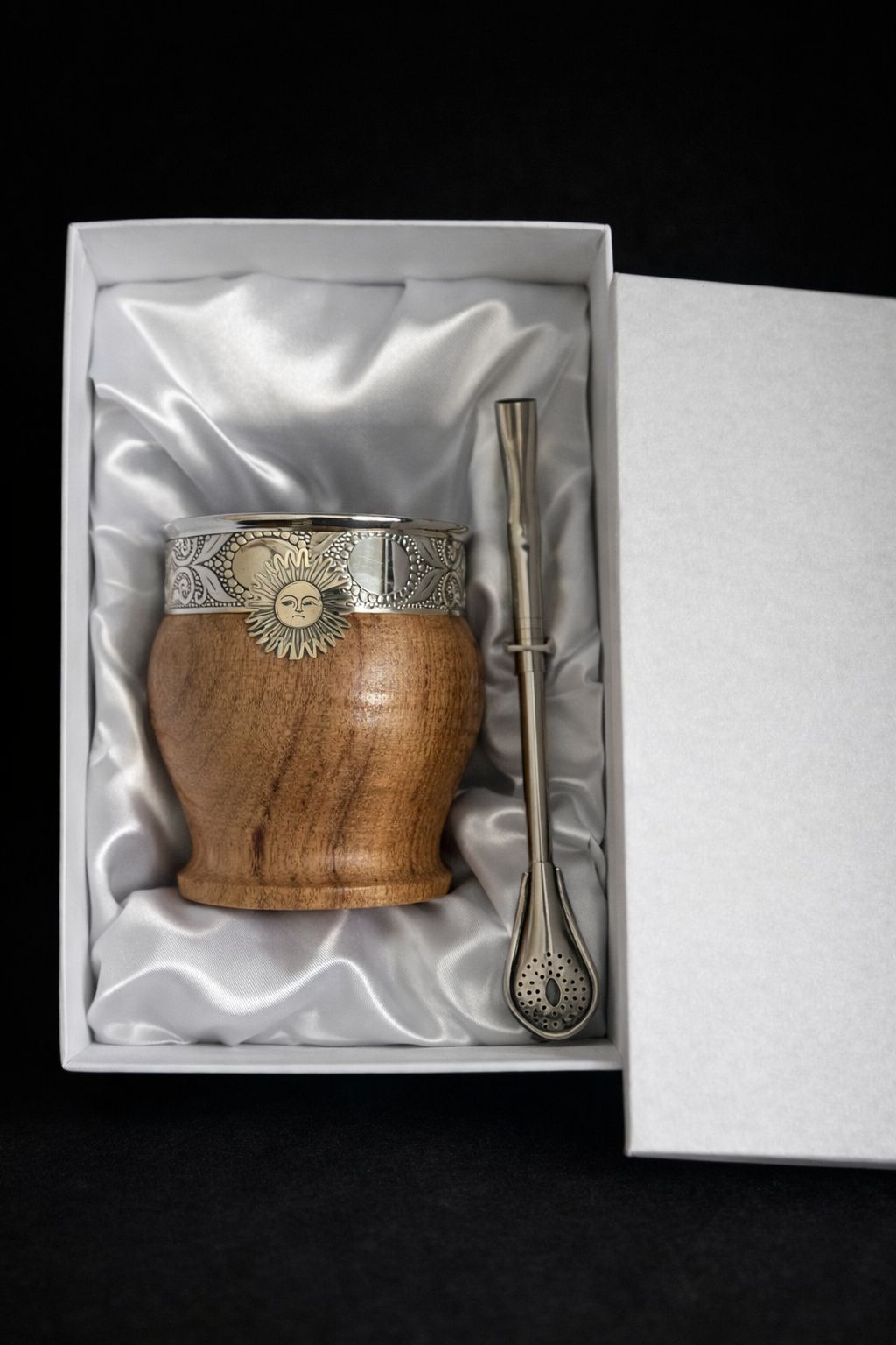 CAJA PRESENTACIÓN PARA MATE/BOMBILLA CON SUJETADOR Y TELA DE PANA COLOR BLANCO