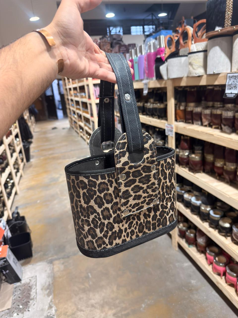 MEDIA CANASTA CUERINA CON MANIJA PREMIUM - ANIMAL PRINT