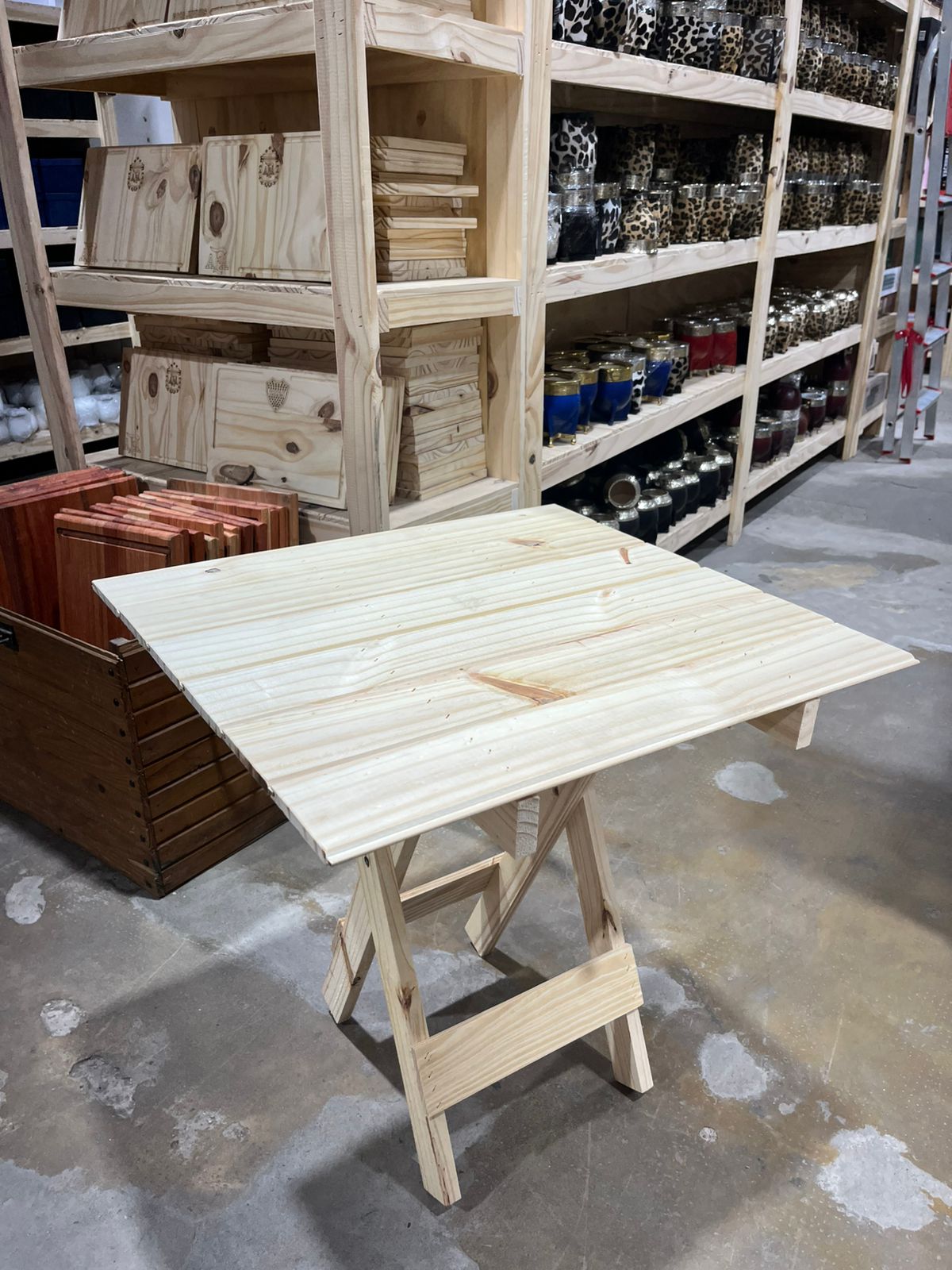 MESITA CON 4 PATAS DE MADERA DESPLEGABLE