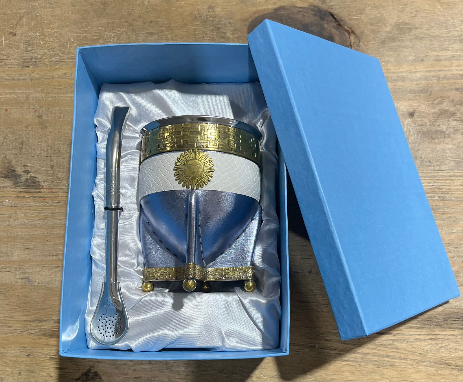 CAJA PRESENTACIÓN PARA MATE/BOMBILLA CON SUJETADOR Y TELA DE PANA - COLOR *CELESTE*