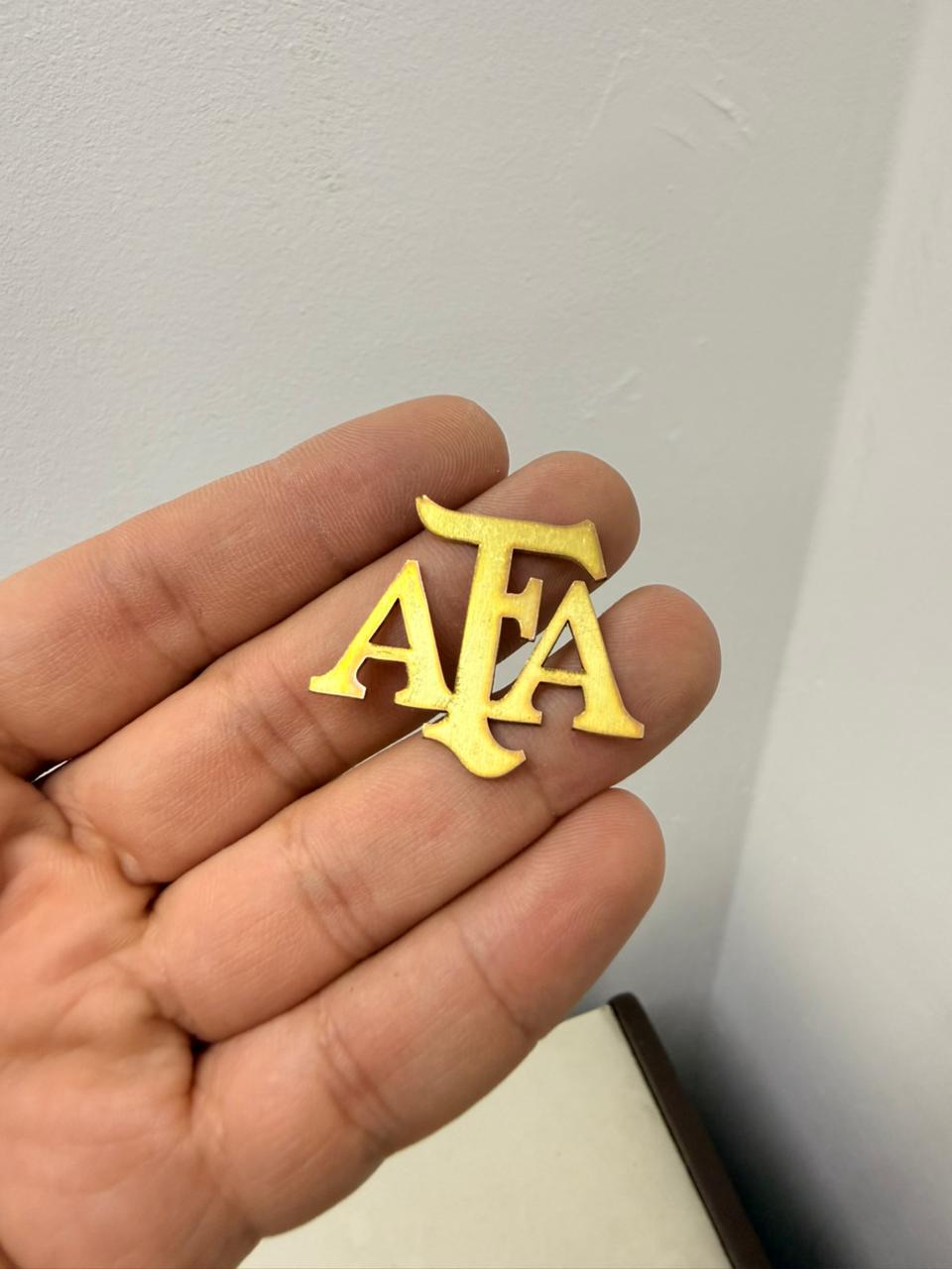 DIJE DE BRONCE LA PALABRA (AFA) 3X3 PARA PEGAR EN EL CUERO DEL MATE