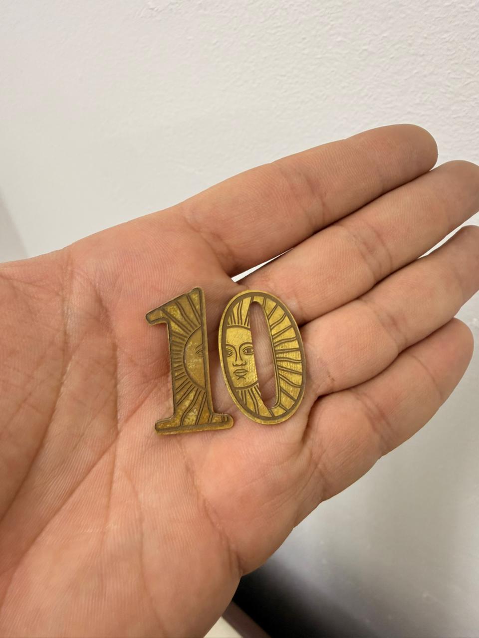 DIJE DE BRONCE (10) DIEZ CON EL SOL DE LA BANDERA ARGENTINA GRABADA 3X3 PARA PEGAR EN EL CUERO DEL MATE