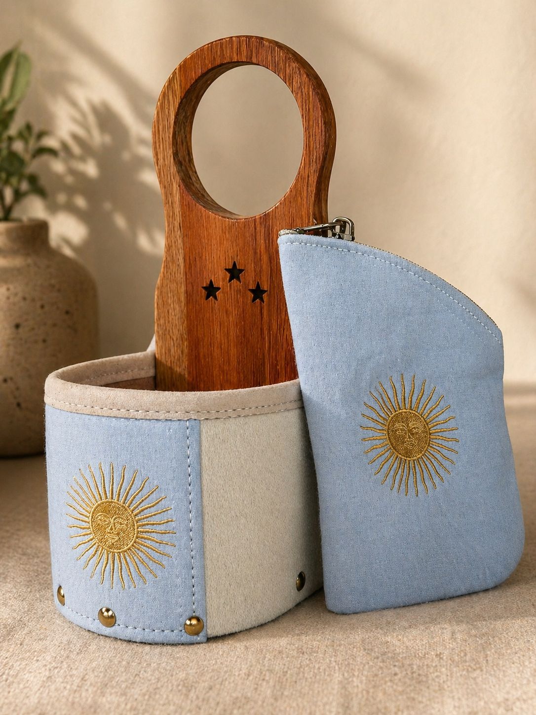 MATERA DE PELO CUERO ARGENTINA - CON MANIJA A TIENTO, SOL BORDADO Y YERBERO BORDADO