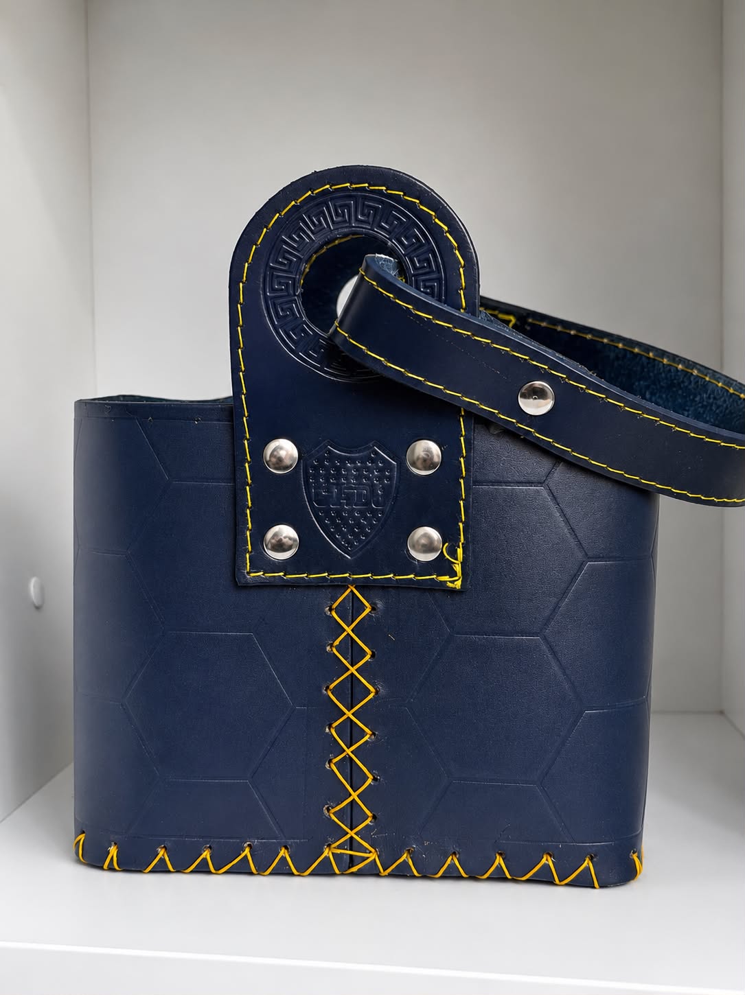 CANASTA DE 100%CUERO AZUL CON LOGOS DE BOCA JUNIORS Y ESCUDO PREMIUM CON DIVISION