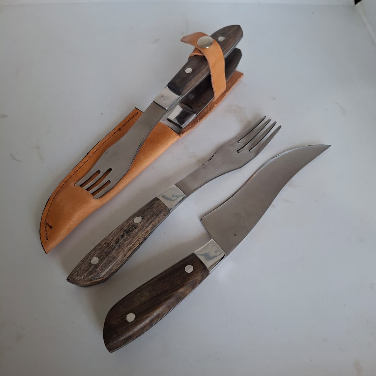 SET TIPO GAUCHO - CUCHILLO Y TENEDOR - FUNDA CON BOTÓN