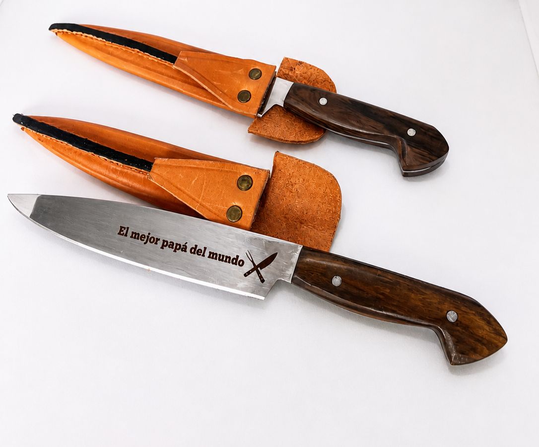 CUCHILLO PARA ASADO GRABADO EL MEJOR PAPÁ DEL MUNDO CON VAINA