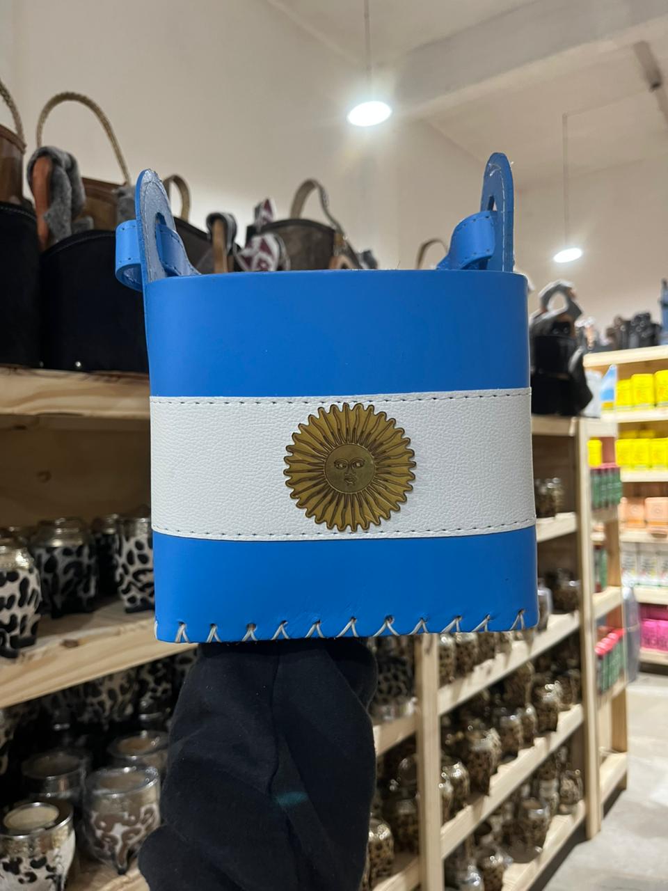 CANASTA 100% CUERO PINTADO DE ARGENTINA CON DIVISIÓN - CON DIJE SOL DE BRONCE