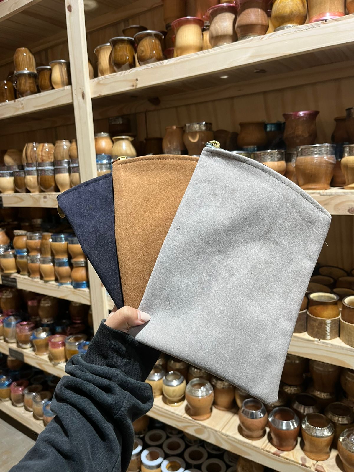 YERBERO DE GAMUZA INTERIOR IMPERMEABLE CON CIERRE DORADO - COLORES SURTIDOS