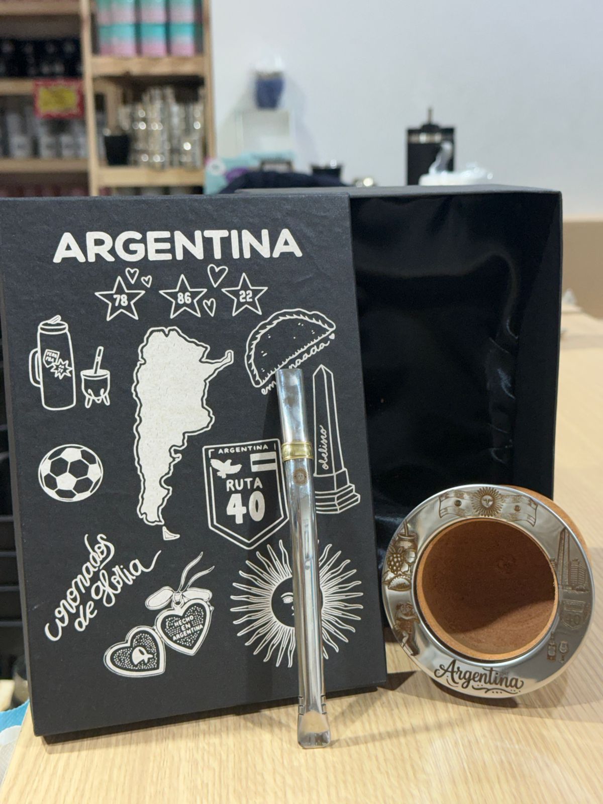 COMBO ARGENTINA [GRABADO]: CAJA PRESENTACION + CAMIONERO ALGARROBO + BOMBILLA CHATA