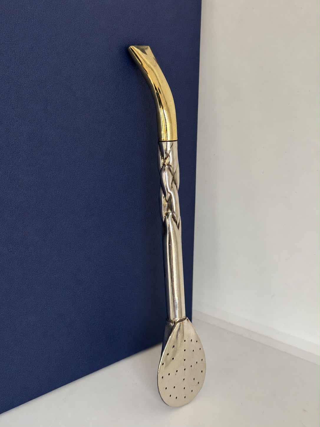 BOMBILLÓN CAÑO DE ALPACA CON PICO DE LORO DE BRONCE, PALA ANCHA CAÑO LABRADO