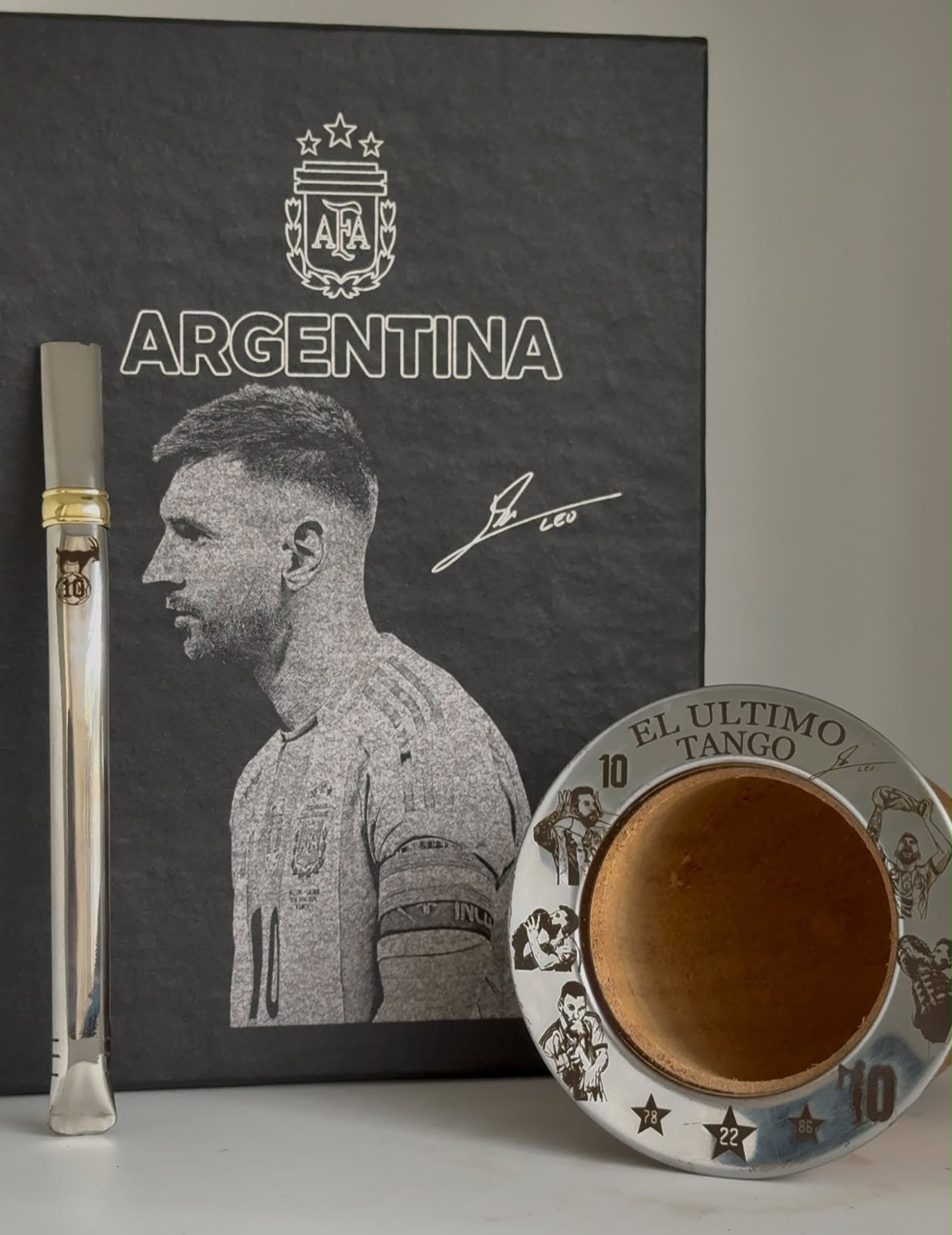 COMBO MESSI [GRABADO]: CAJA PRESENTACION + CAMIONERO ALGARROBO + BOMBILLA CHATA