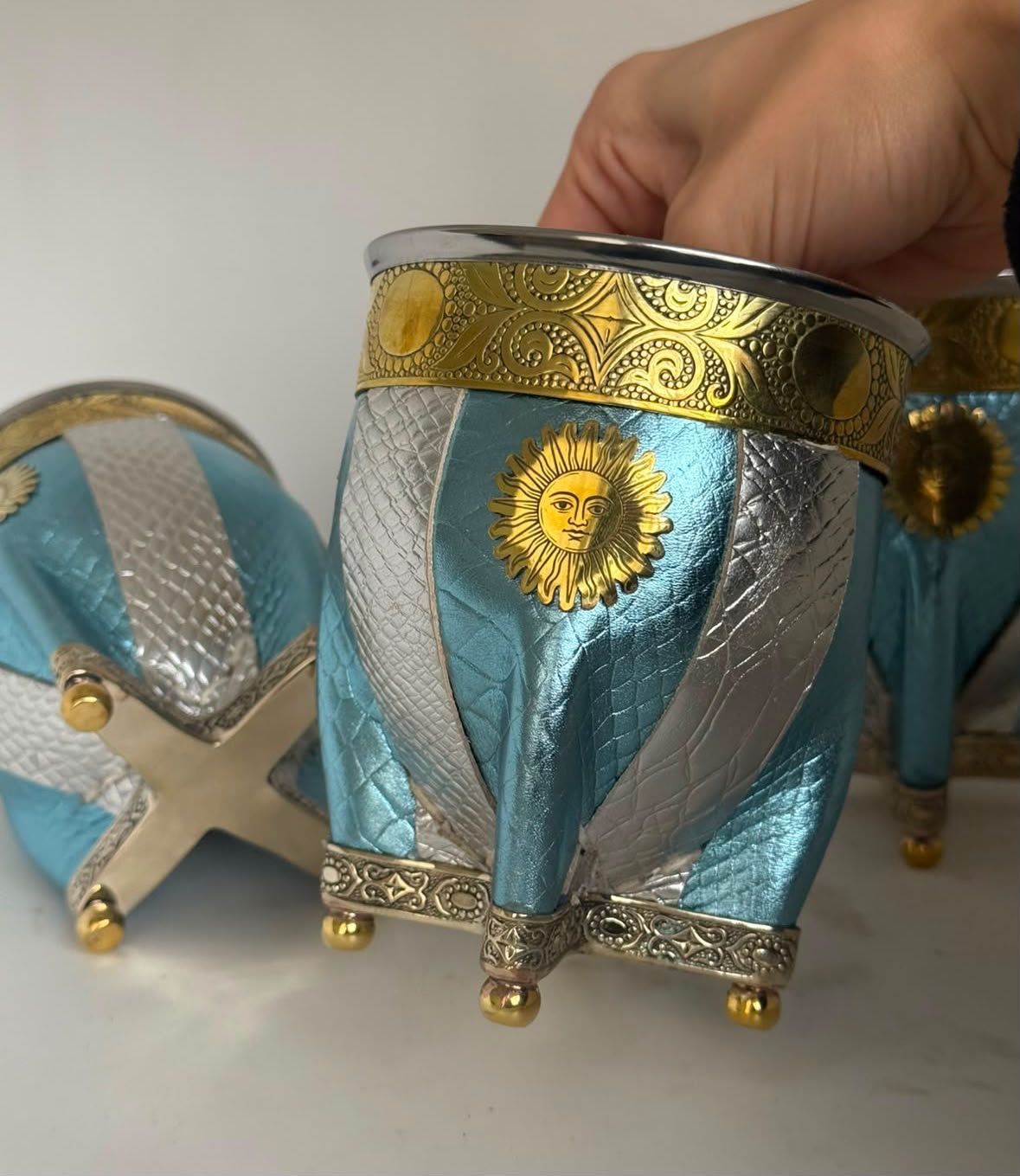 MATE ARGENTINO PREMIUM IMPERIAL FLEJE DE BRONCE, DIJE DE BRONCE DE SOL, BASE COMPLETA DE ALPACA, PELOTAS DE BRONCE