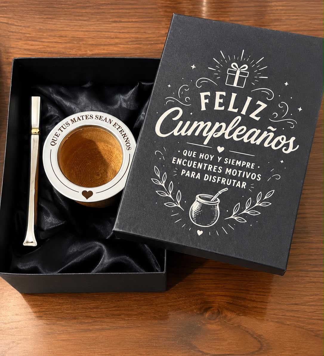 BOX FELIZ CUMPLEAÑOS: CAJA PRESENTACION + CAMIONERO ALGARROBO BRILLOSO LAQUEADO + BOMBILLA CHATA