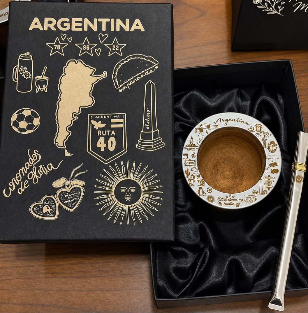 BOX ARGENTINA CULTURA: CAJA PRESENTACION + CAMIONERO ALGARROBO BRILLOSO LAQUEADO + BOMBILLA CHATA