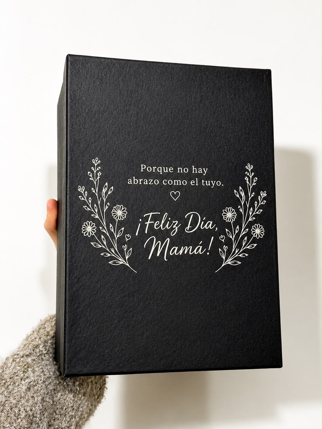 CAJA PRESENTACION [GRABADA] "FELIZ DIA MAMÁ" PARA MATE Y BOMBILLA CON SUJETADOR Y TELA DE PANA