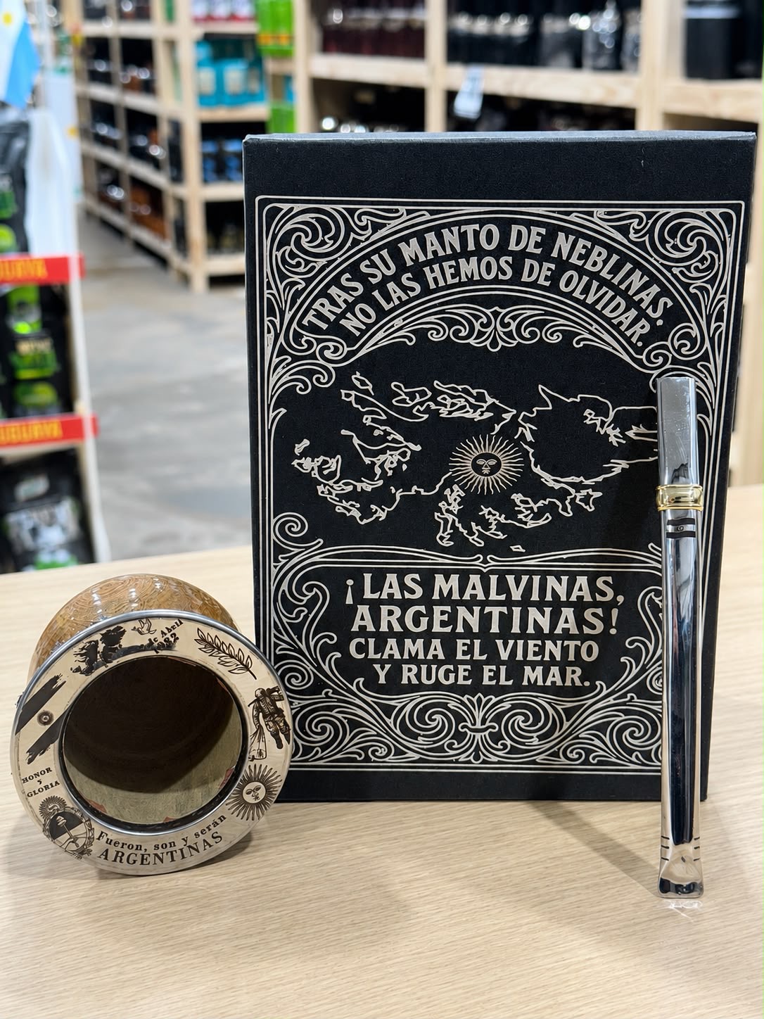 BOX MALVINAS ARGENTINAS: CAJA PRESENTACION + CAMIONERO ALGARROBO BRILLOSO LAQUEADO + BOMBILLA CHATA (todo grabado)