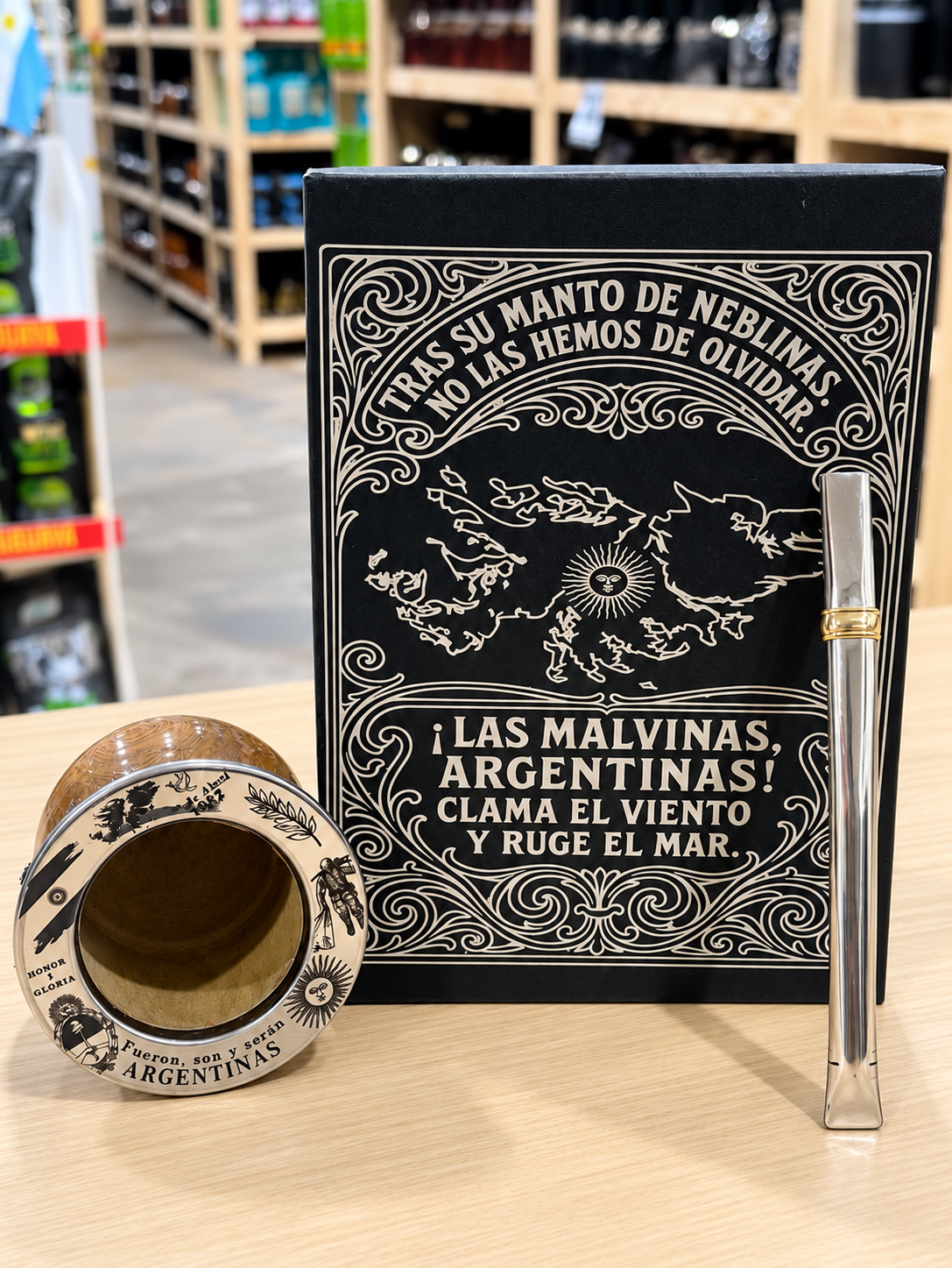 BOX MALVINAS ARGENTINAS: CAJA PRESENTACION GRABADA+ CAMIONERO ALGARROBO BRILLOSO LAQUEADO GRABADO + BOMBILLA CHATA