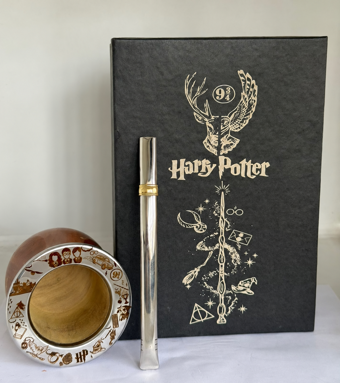 BOX HARRY POTTER: CAJA PRESENTACIÓN, CAMIONERO LAQUEADO BRILLOSO Y BOMBILLA CHATA